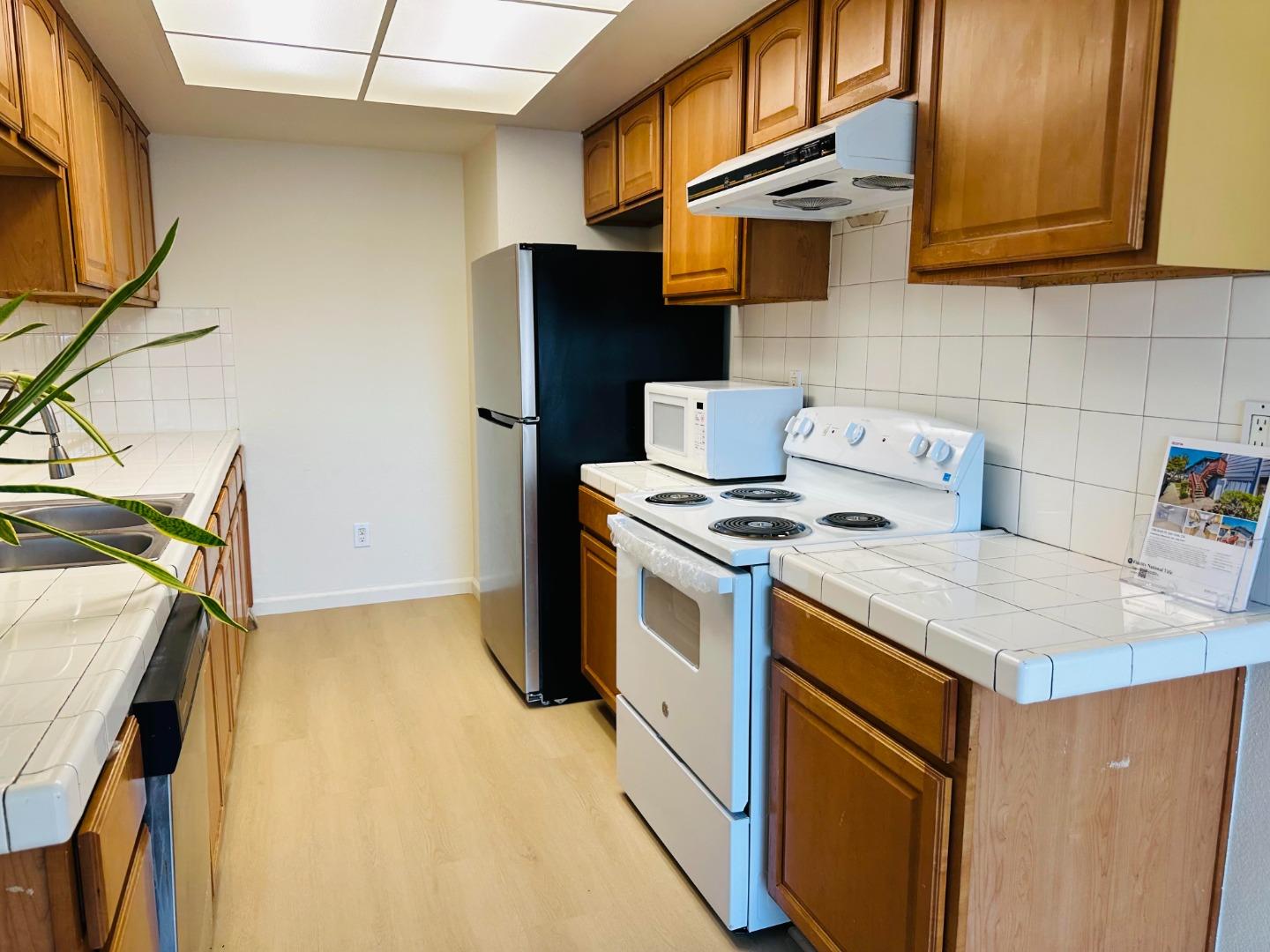 Detail Gallery Image 9 of 29 For 559 Groth Pl, San Jose,  CA 95111 - 3 Beds | 1 Baths