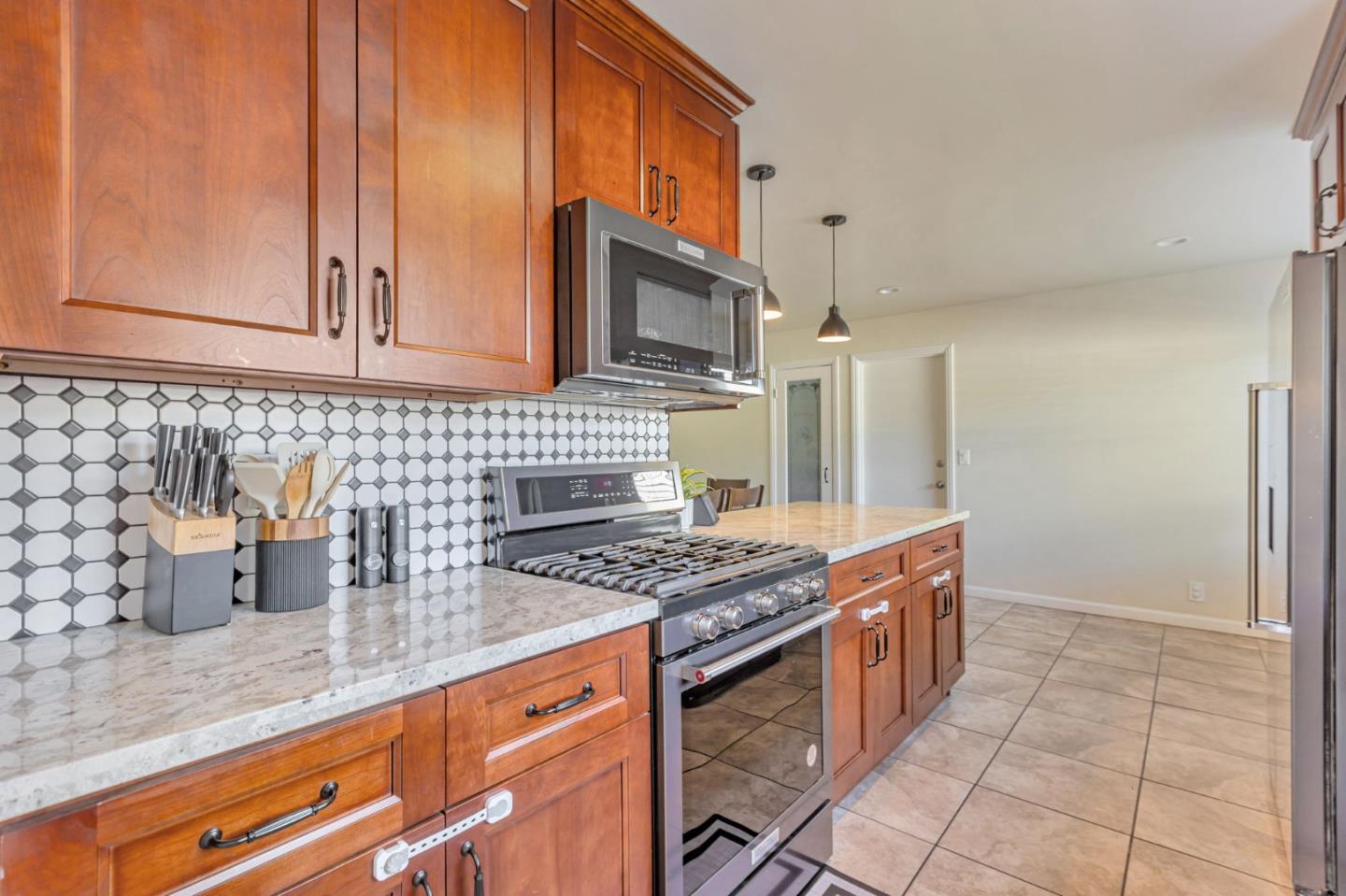 Detail Gallery Image 13 of 56 For 342 Swaps Dr, San Jose,  CA 95111 - 3 Beds | 2 Baths
