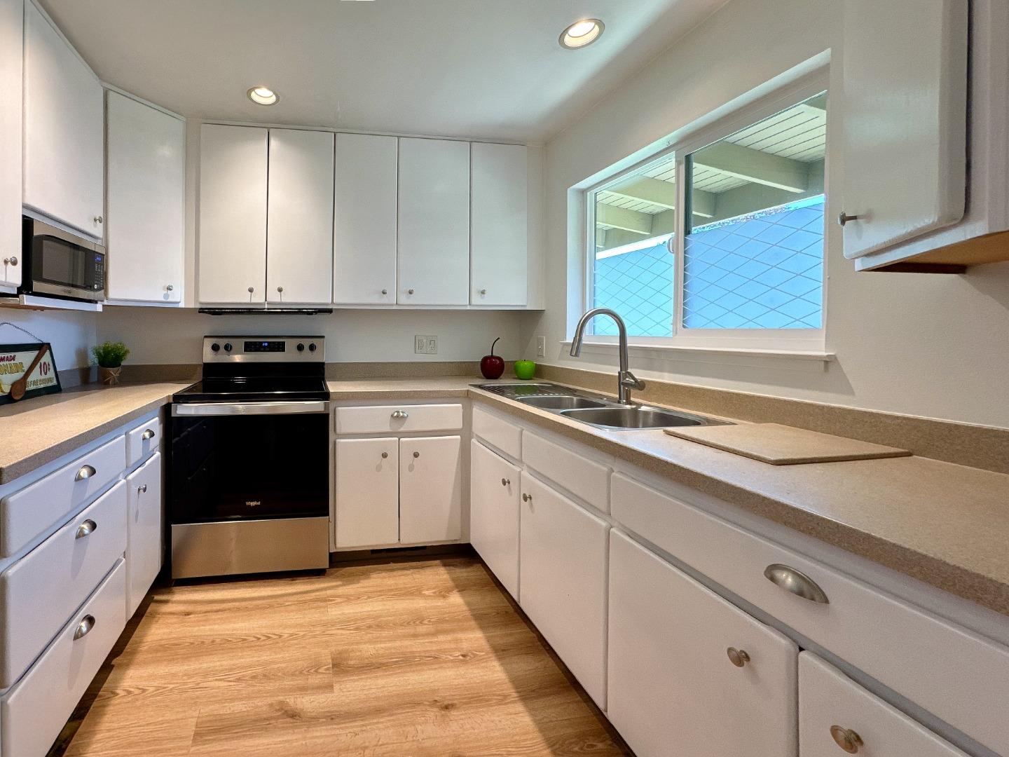 Detail Gallery Image 1 of 37 For 97 Hacienda Carmel, Carmel,  CA 93923 - 1 Beds | 1 Baths