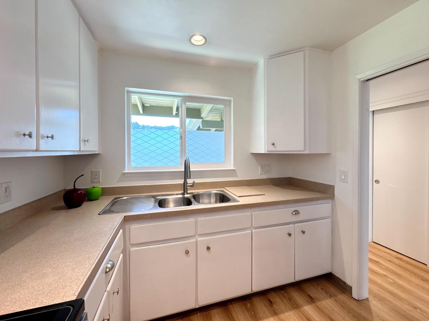 Detail Gallery Image 10 of 37 For 97 Hacienda Carmel, Carmel,  CA 93923 - 1 Beds | 1 Baths