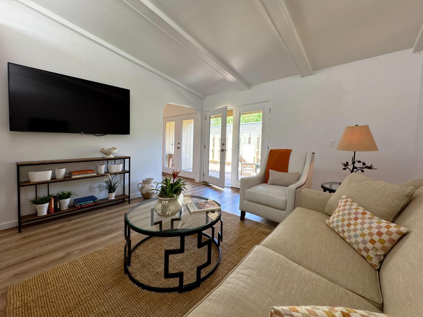 Detail Gallery Image 14 of 37 For 97 Hacienda Carmel, Carmel,  CA 93923 - 1 Beds | 1 Baths