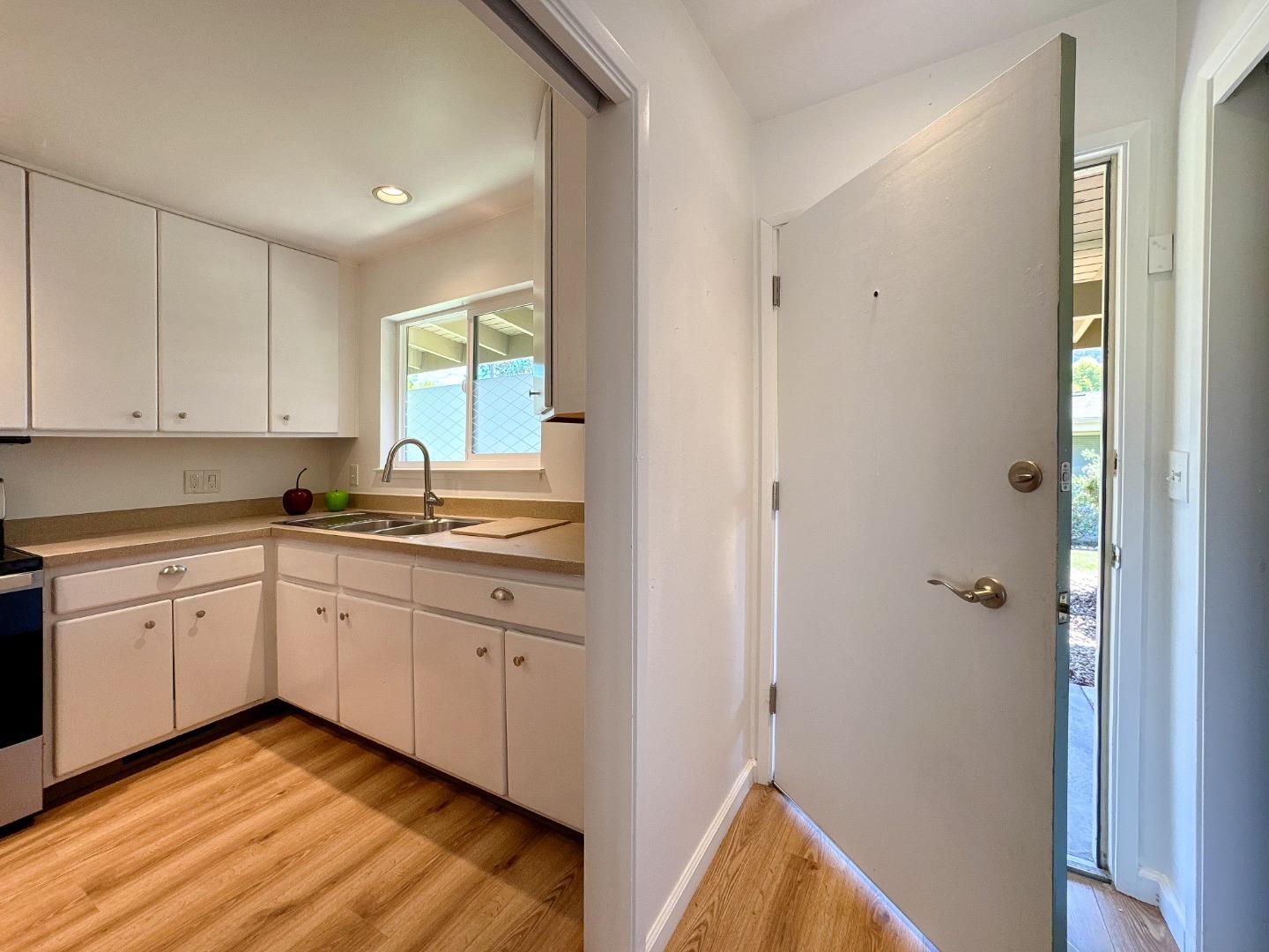 Detail Gallery Image 5 of 37 For 97 Hacienda Carmel, Carmel,  CA 93923 - 1 Beds | 1 Baths