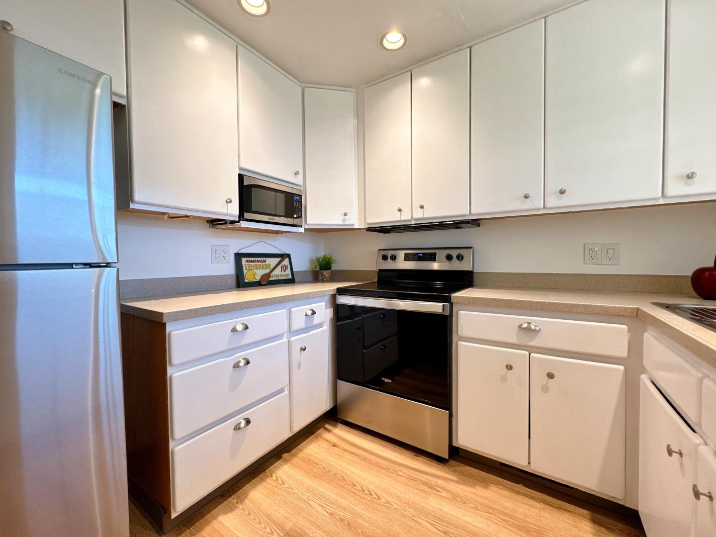 Detail Gallery Image 9 of 37 For 97 Hacienda Carmel, Carmel,  CA 93923 - 1 Beds | 1 Baths