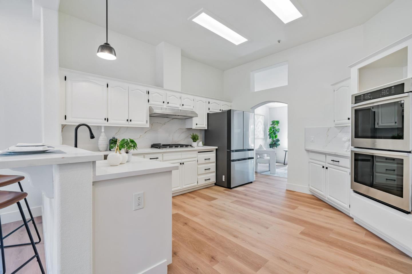 Detail Gallery Image 2 of 37 For 123 Wayne Ct, Redwood City,  CA 94063 - 4 Beds | 2 Baths