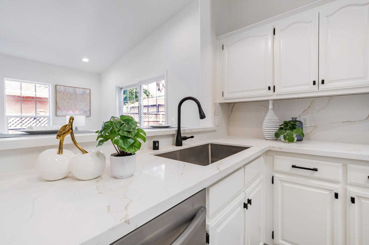 Detail Gallery Image 4 of 37 For 123 Wayne Ct, Redwood City,  CA 94063 - 4 Beds | 2 Baths