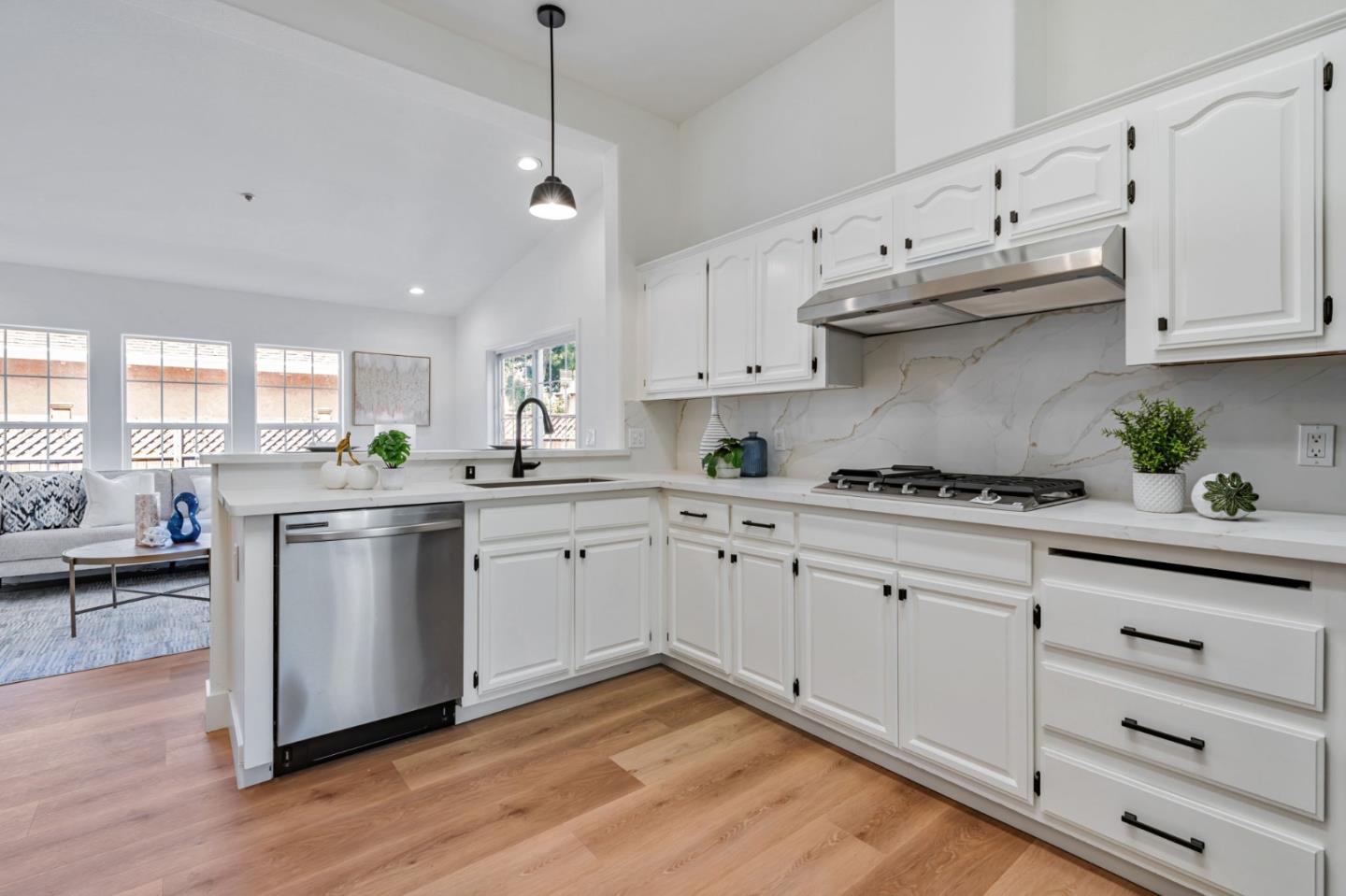 Detail Gallery Image 6 of 37 For 123 Wayne Ct, Redwood City,  CA 94063 - 4 Beds | 2 Baths