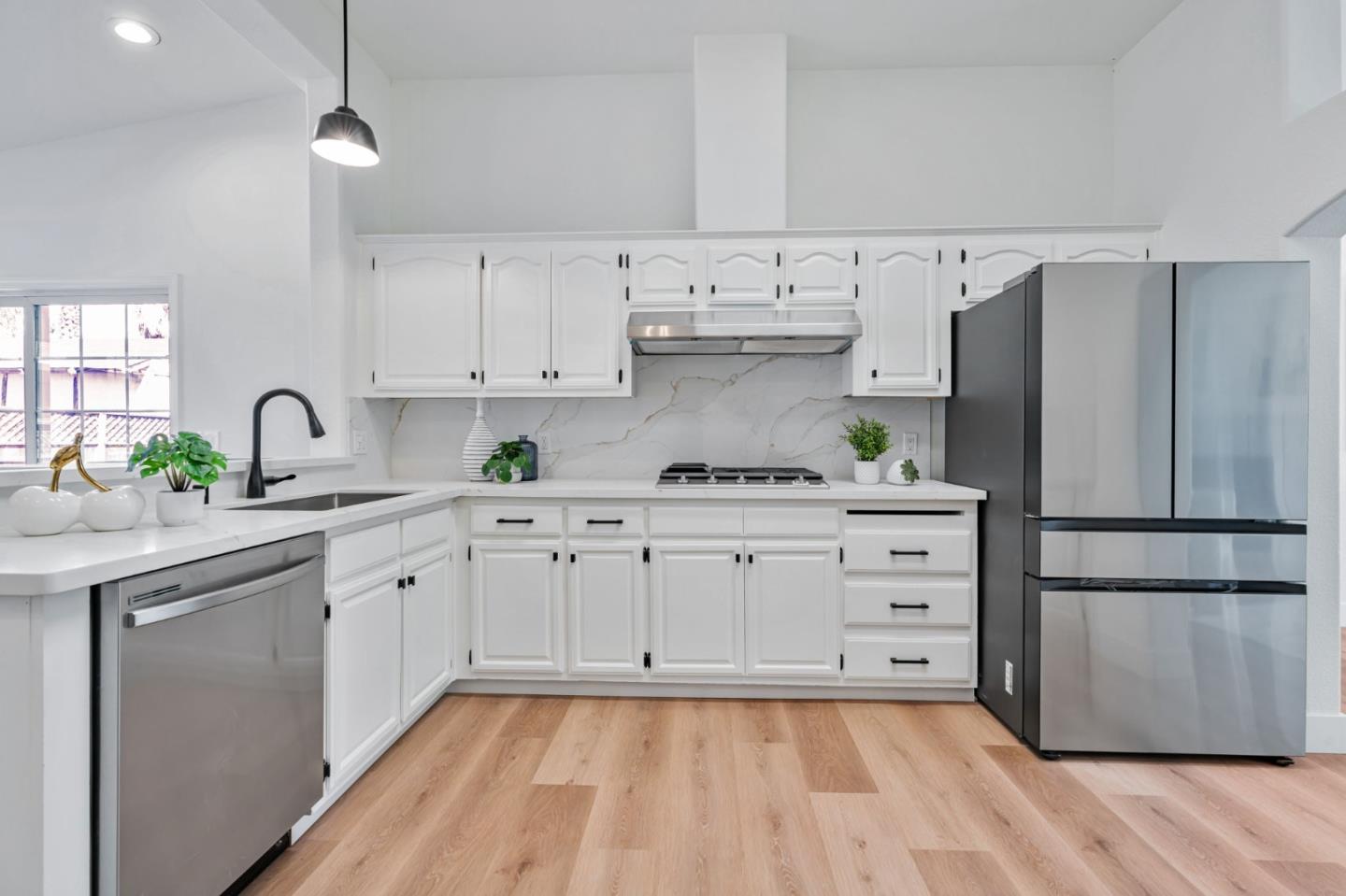 Detail Gallery Image 7 of 37 For 123 Wayne Ct, Redwood City,  CA 94063 - 4 Beds | 2 Baths
