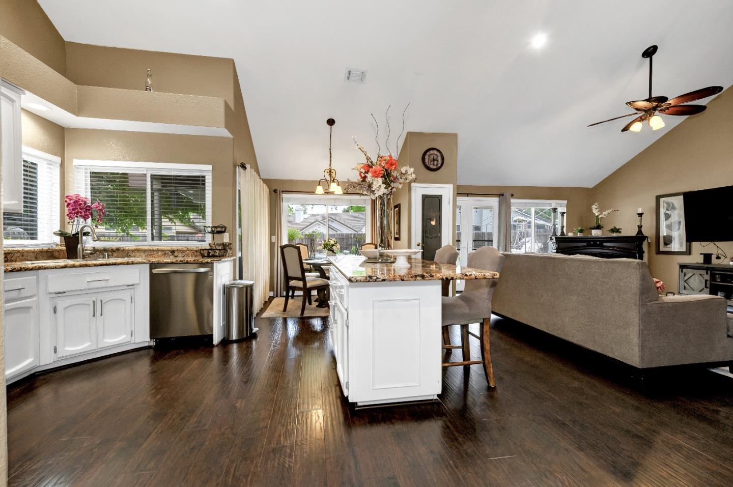 Detail Gallery Image 10 of 46 For 9425 Echo Cliff Ct, Elk Grove,  CA 95758 - 4 Beds | 2/1 Baths