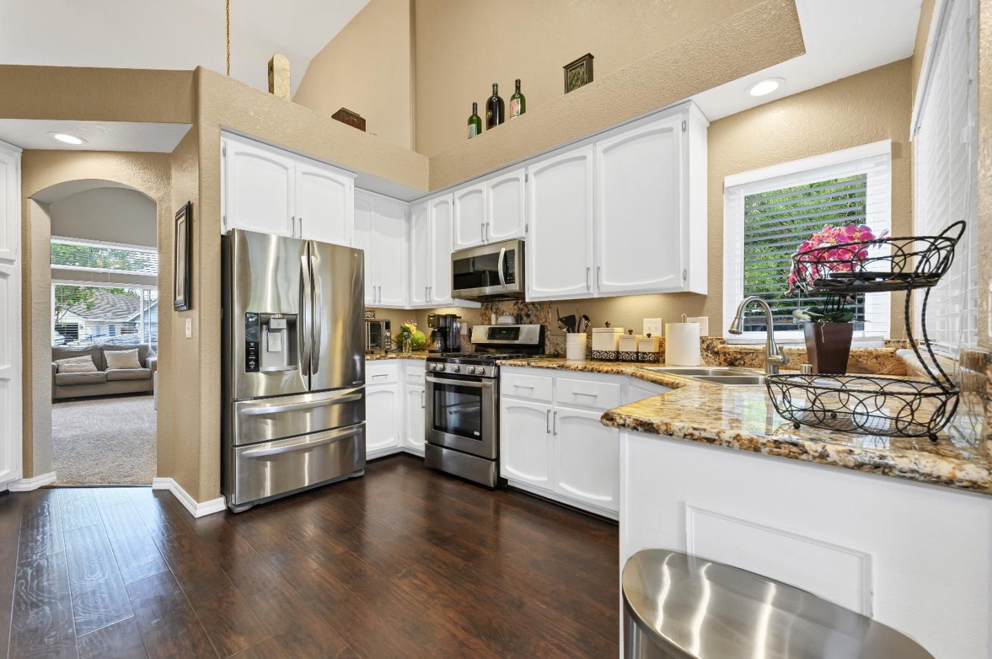 Detail Gallery Image 11 of 46 For 9425 Echo Cliff Ct, Elk Grove,  CA 95758 - 4 Beds | 2/1 Baths