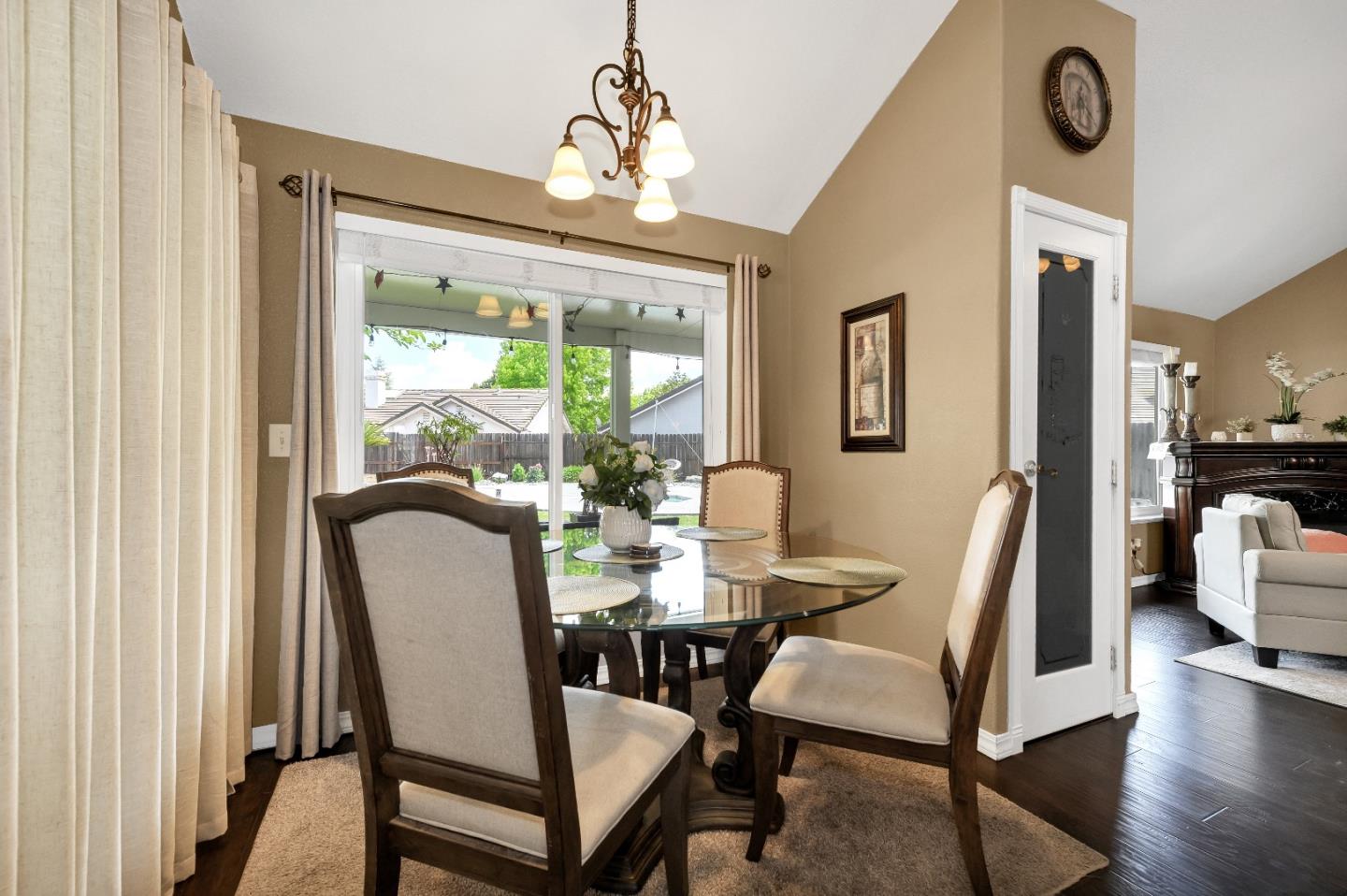 Detail Gallery Image 12 of 46 For 9425 Echo Cliff Ct, Elk Grove,  CA 95758 - 4 Beds | 2/1 Baths