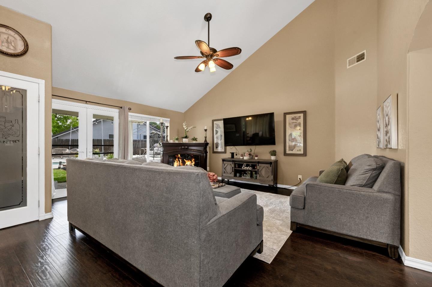 Detail Gallery Image 13 of 46 For 9425 Echo Cliff Ct, Elk Grove,  CA 95758 - 4 Beds | 2/1 Baths
