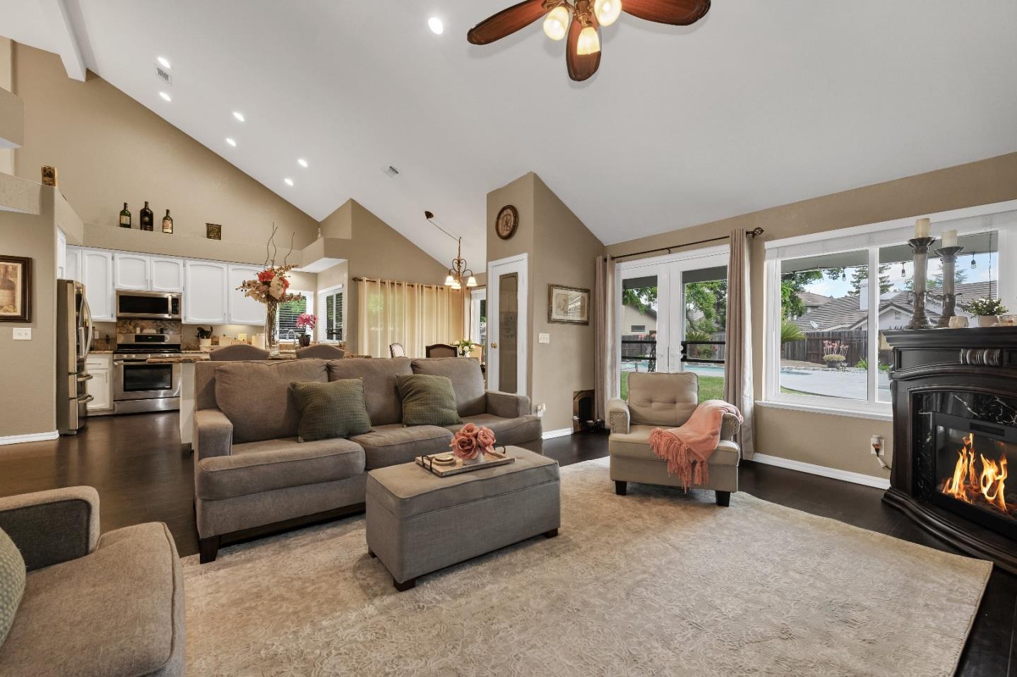 Detail Gallery Image 14 of 46 For 9425 Echo Cliff Ct, Elk Grove,  CA 95758 - 4 Beds | 2/1 Baths