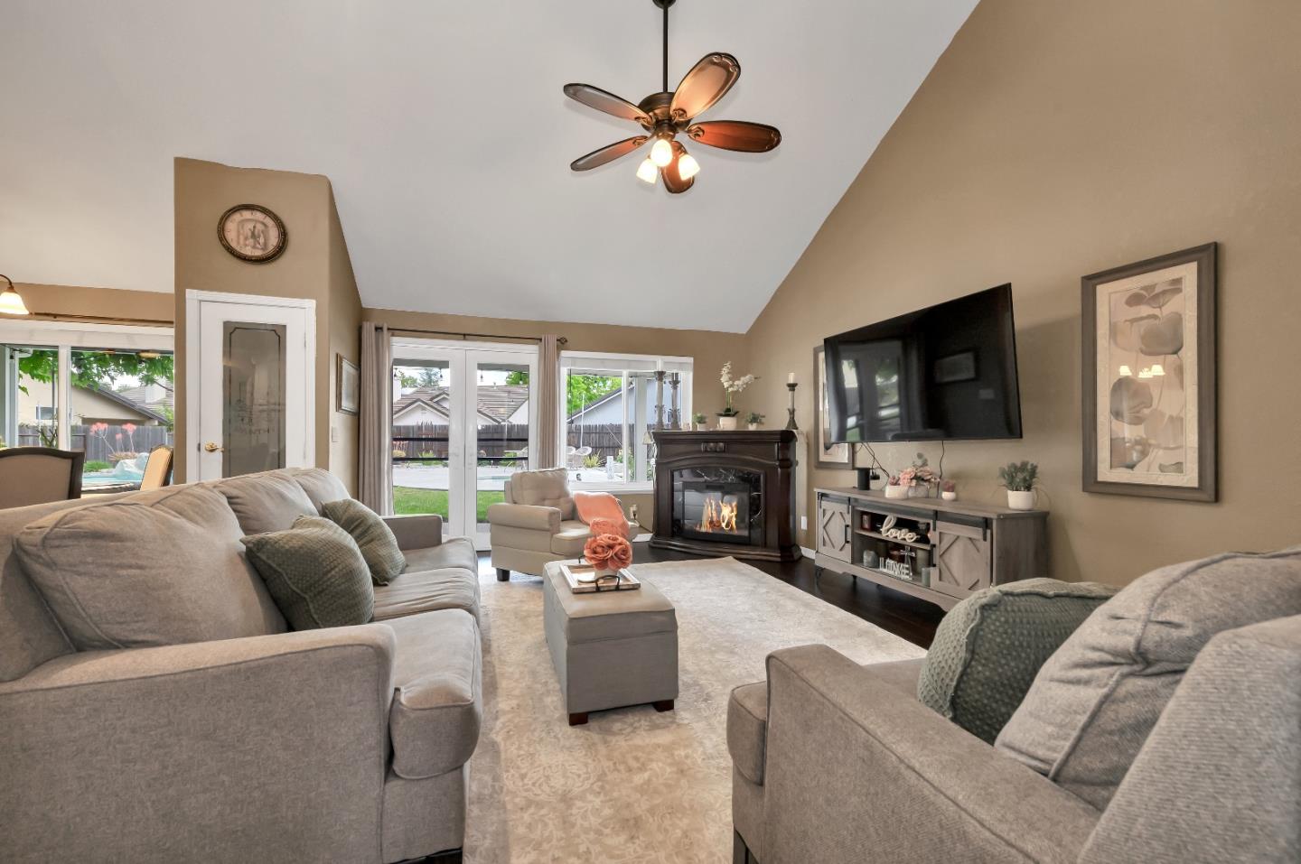 Detail Gallery Image 15 of 46 For 9425 Echo Cliff Ct, Elk Grove,  CA 95758 - 4 Beds | 2/1 Baths