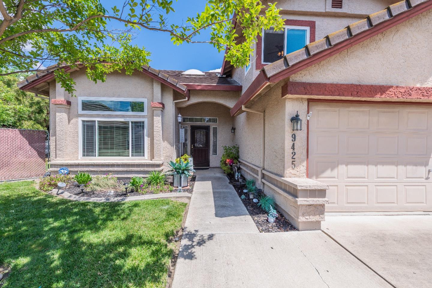 Detail Gallery Image 2 of 46 For 9425 Echo Cliff Ct, Elk Grove,  CA 95758 - 4 Beds | 2/1 Baths