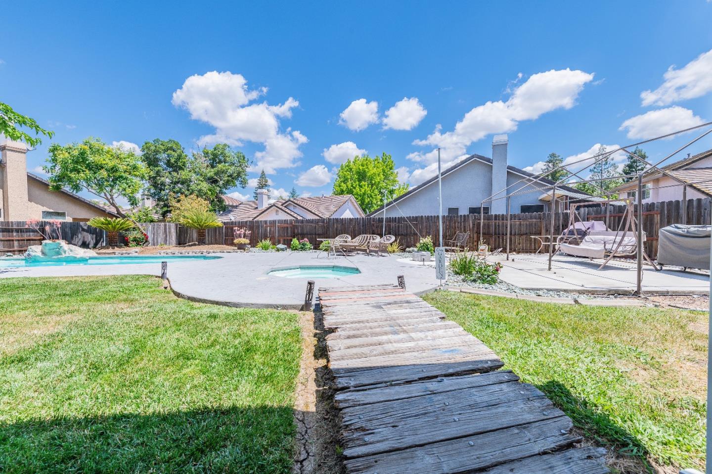 Detail Gallery Image 36 of 46 For 9425 Echo Cliff Ct, Elk Grove,  CA 95758 - 4 Beds | 2/1 Baths