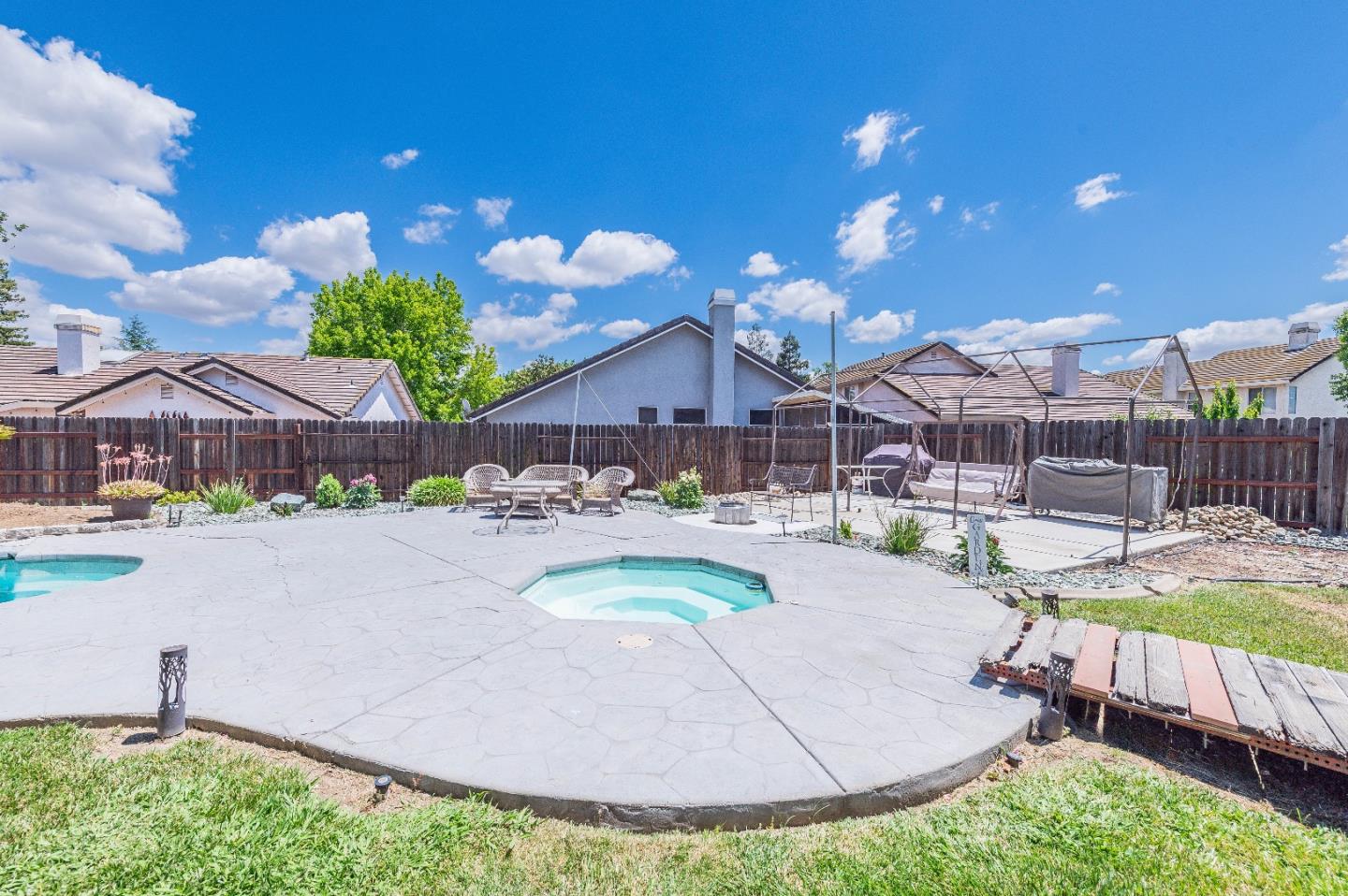 Detail Gallery Image 38 of 46 For 9425 Echo Cliff Ct, Elk Grove,  CA 95758 - 4 Beds | 2/1 Baths