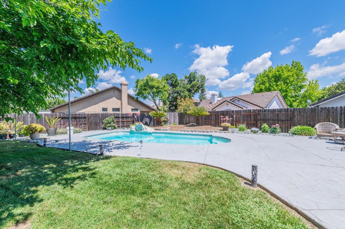 Detail Gallery Image 39 of 46 For 9425 Echo Cliff Ct, Elk Grove,  CA 95758 - 4 Beds | 2/1 Baths