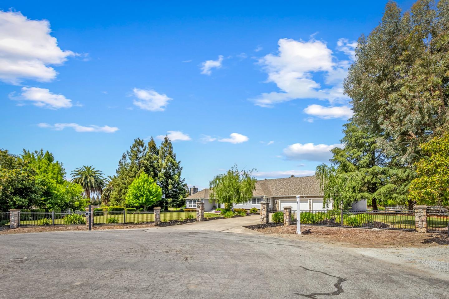 Detail Gallery Image 3 of 90 For 14830 Bartlett Ct, San Martin,  CA 95046 - 4 Beds | 4 Baths