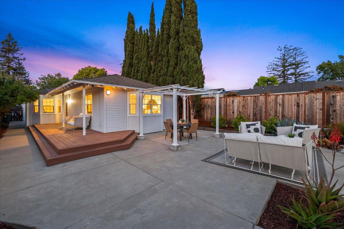Detail Gallery Image 10 of 31 For 244 Hillview Ave, Redwood City,  CA 94062 - 3 Beds | 2 Baths