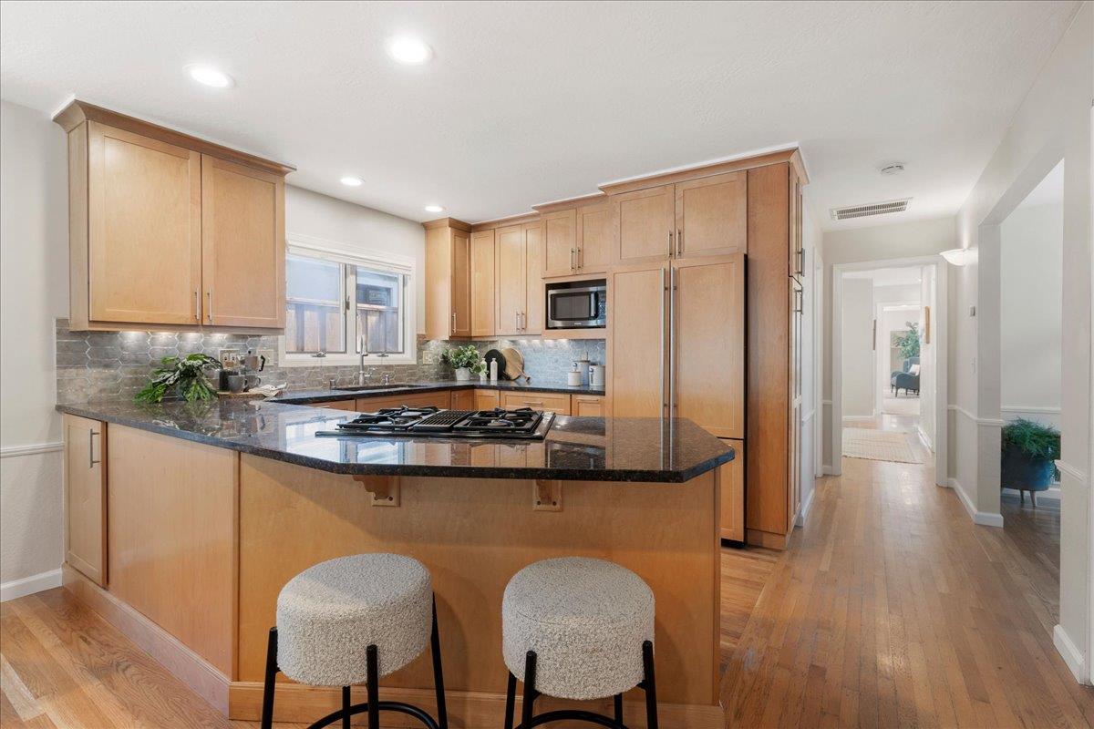 Detail Gallery Image 3 of 31 For 244 Hillview Ave, Redwood City,  CA 94062 - 3 Beds | 2 Baths