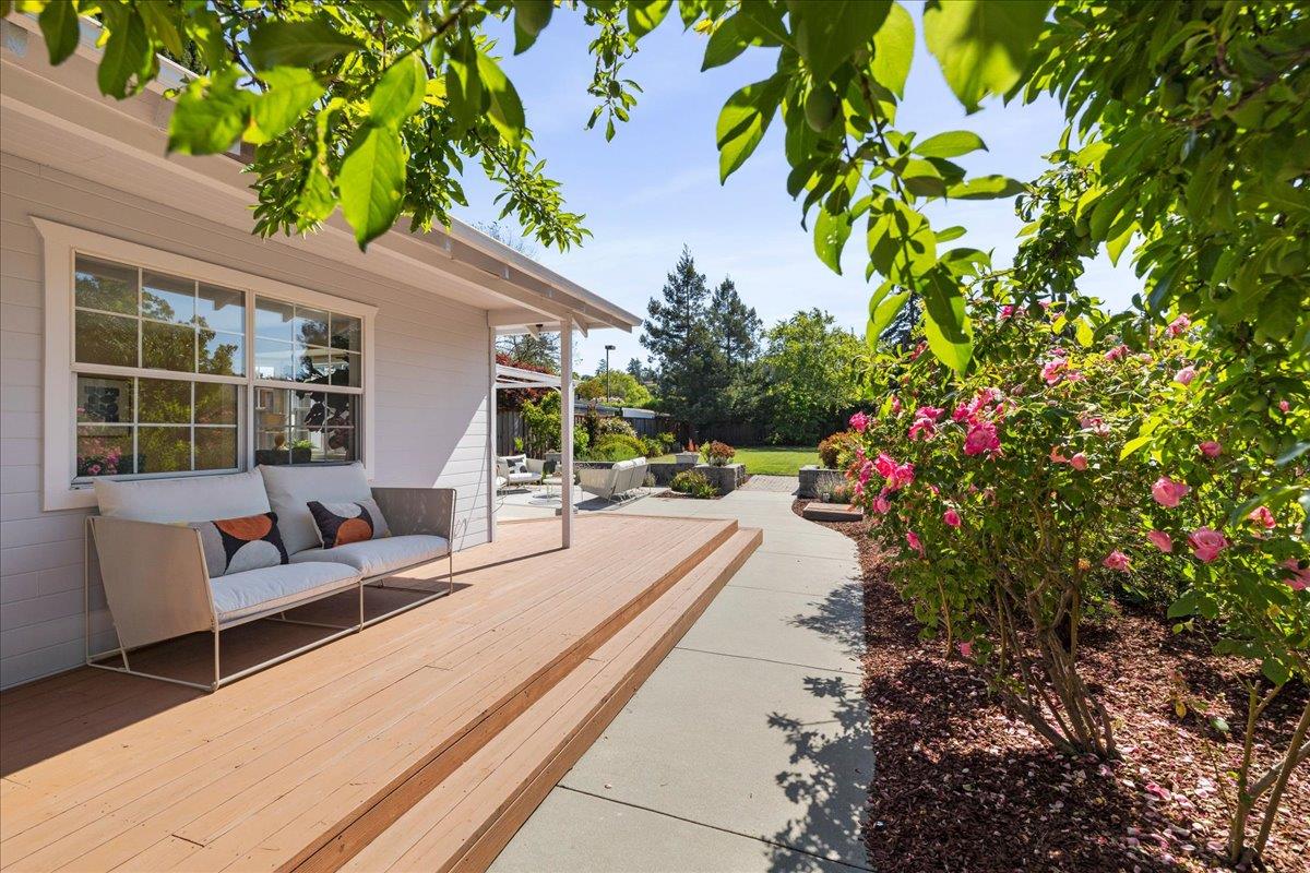 Detail Gallery Image 7 of 31 For 244 Hillview Ave, Redwood City,  CA 94062 - 3 Beds | 2 Baths