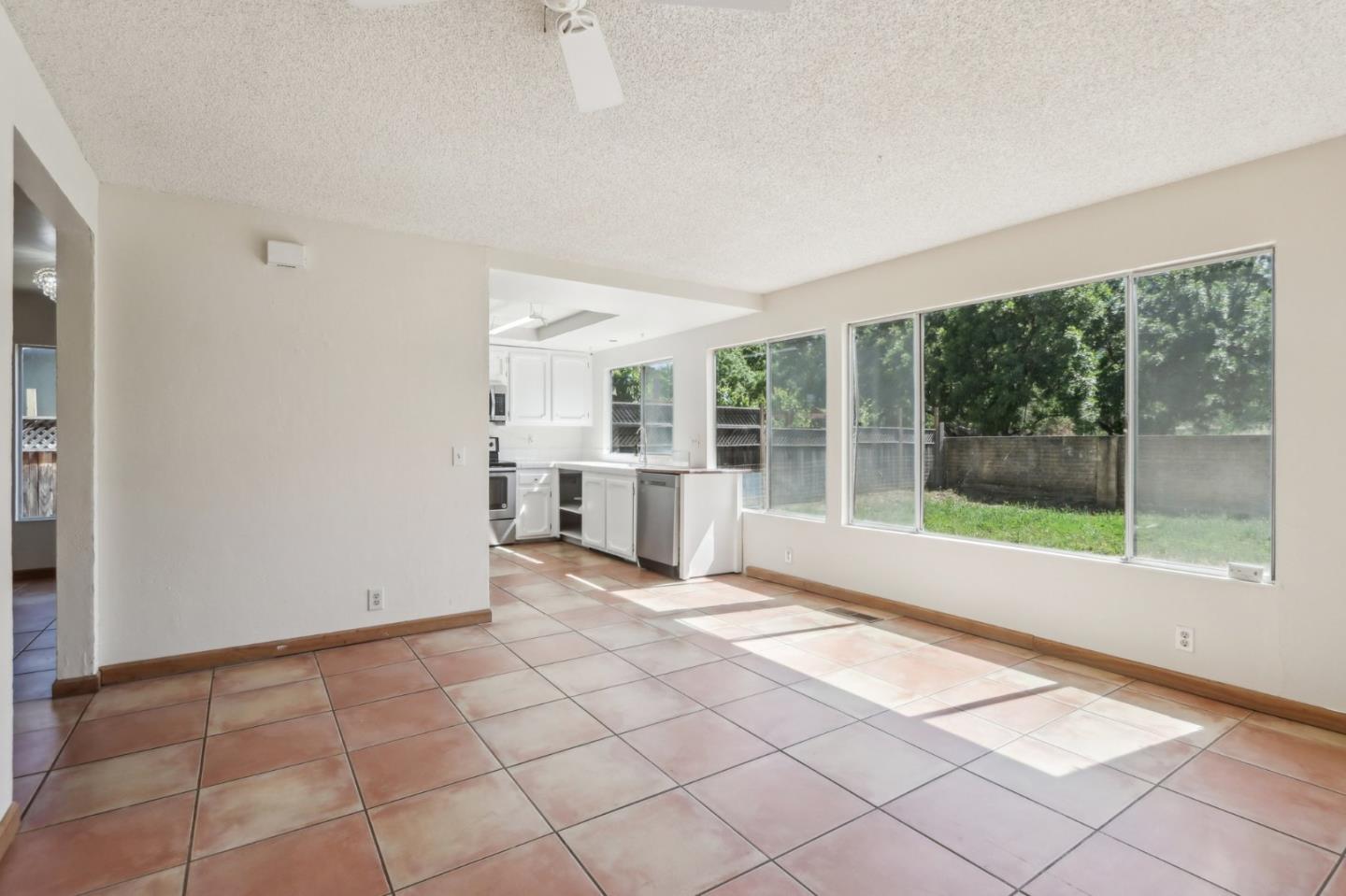 Detail Gallery Image 10 of 40 For 7433 Crawford Dr, Gilroy,  CA 95020 - 4 Beds | 2/1 Baths