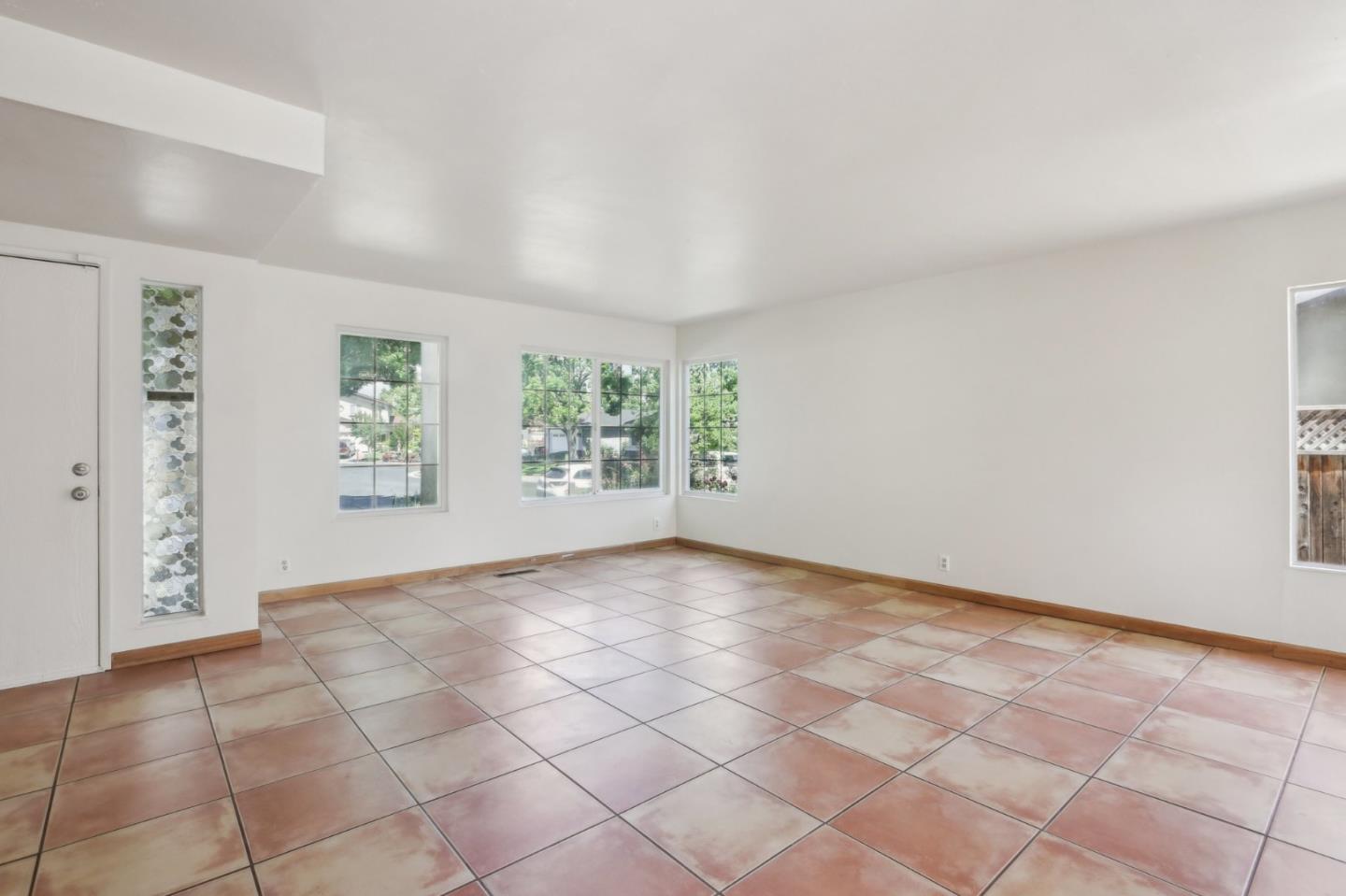 Detail Gallery Image 4 of 40 For 7433 Crawford Dr, Gilroy,  CA 95020 - 4 Beds | 2/1 Baths