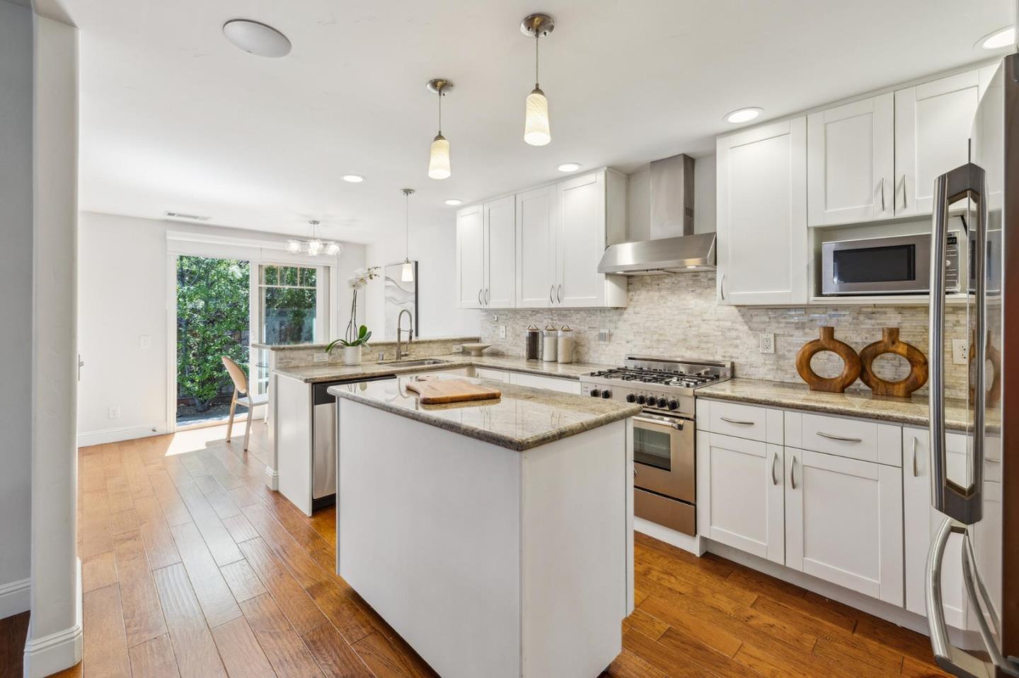 Detail Gallery Image 10 of 27 For 2628 Brewster Ave, Redwood City,  CA 94062 - 3 Beds | 3/1 Baths