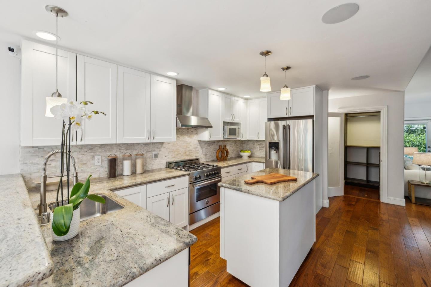 Detail Gallery Image 11 of 27 For 2628 Brewster Ave, Redwood City,  CA 94062 - 3 Beds | 3/1 Baths