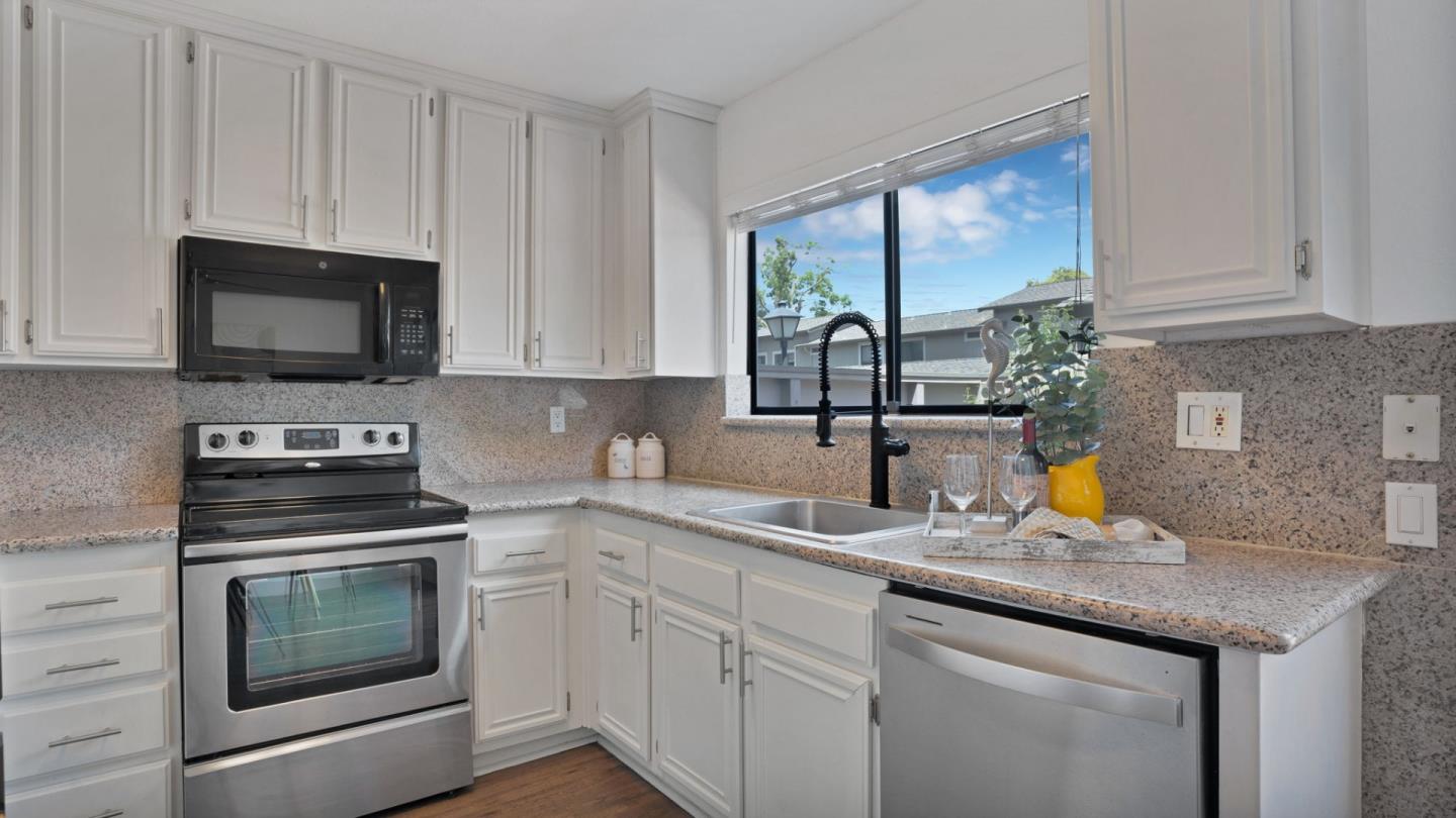 Detail Gallery Image 12 of 35 For 4930 Flat Rock Cir, San Jose,  CA 95136 - 3 Beds | 2/1 Baths
