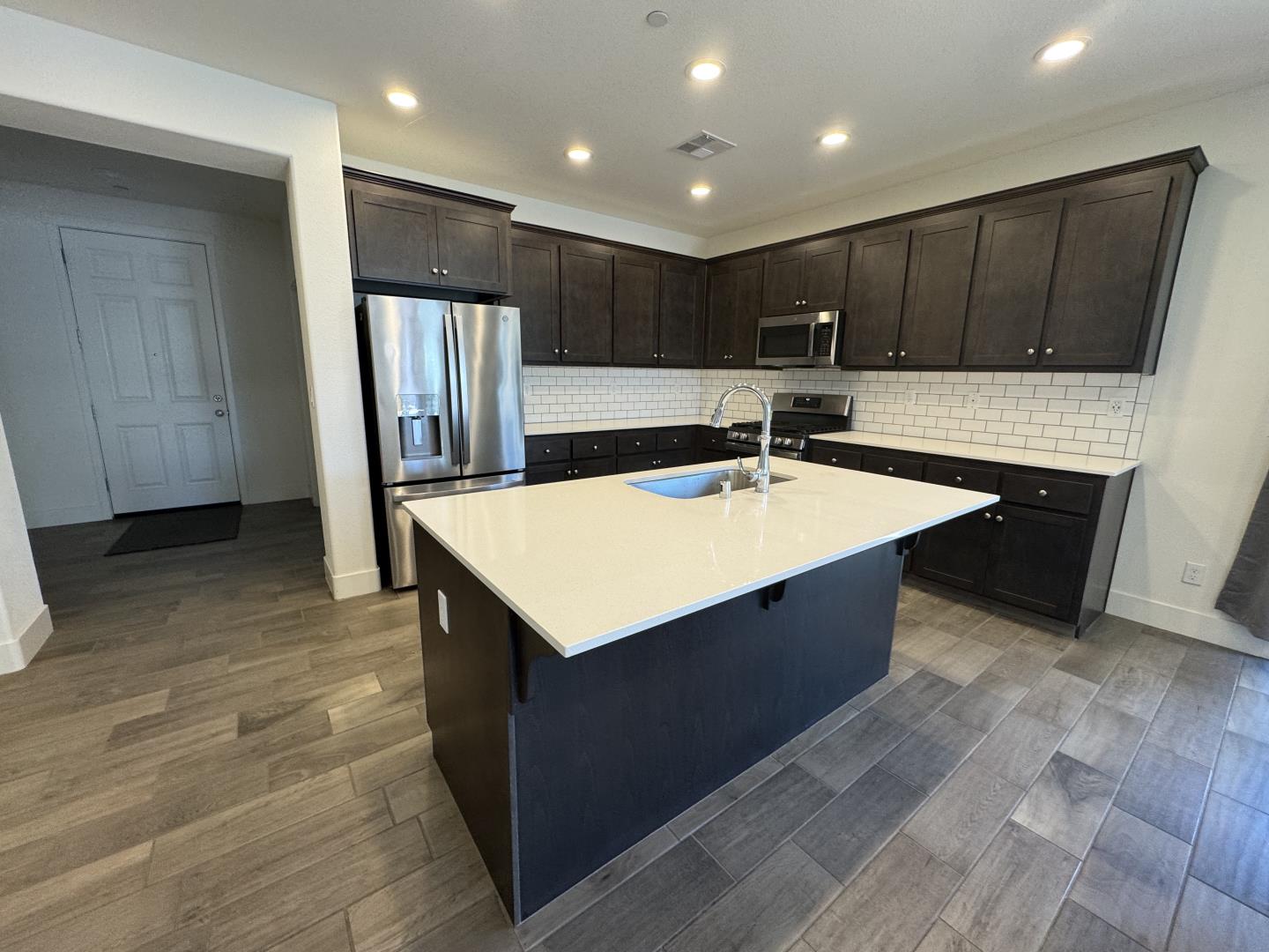 Detail Gallery Image 6 of 14 For 1101 Pearl Dr, Los Banos,  CA 93635 - 4 Beds | 2 Baths