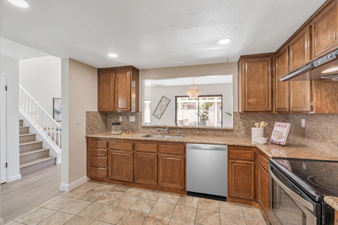 Detail Gallery Image 11 of 35 For 37993 Ponderosa Ter, Fremont,  CA 94536 - 3 Beds | 2/1 Baths