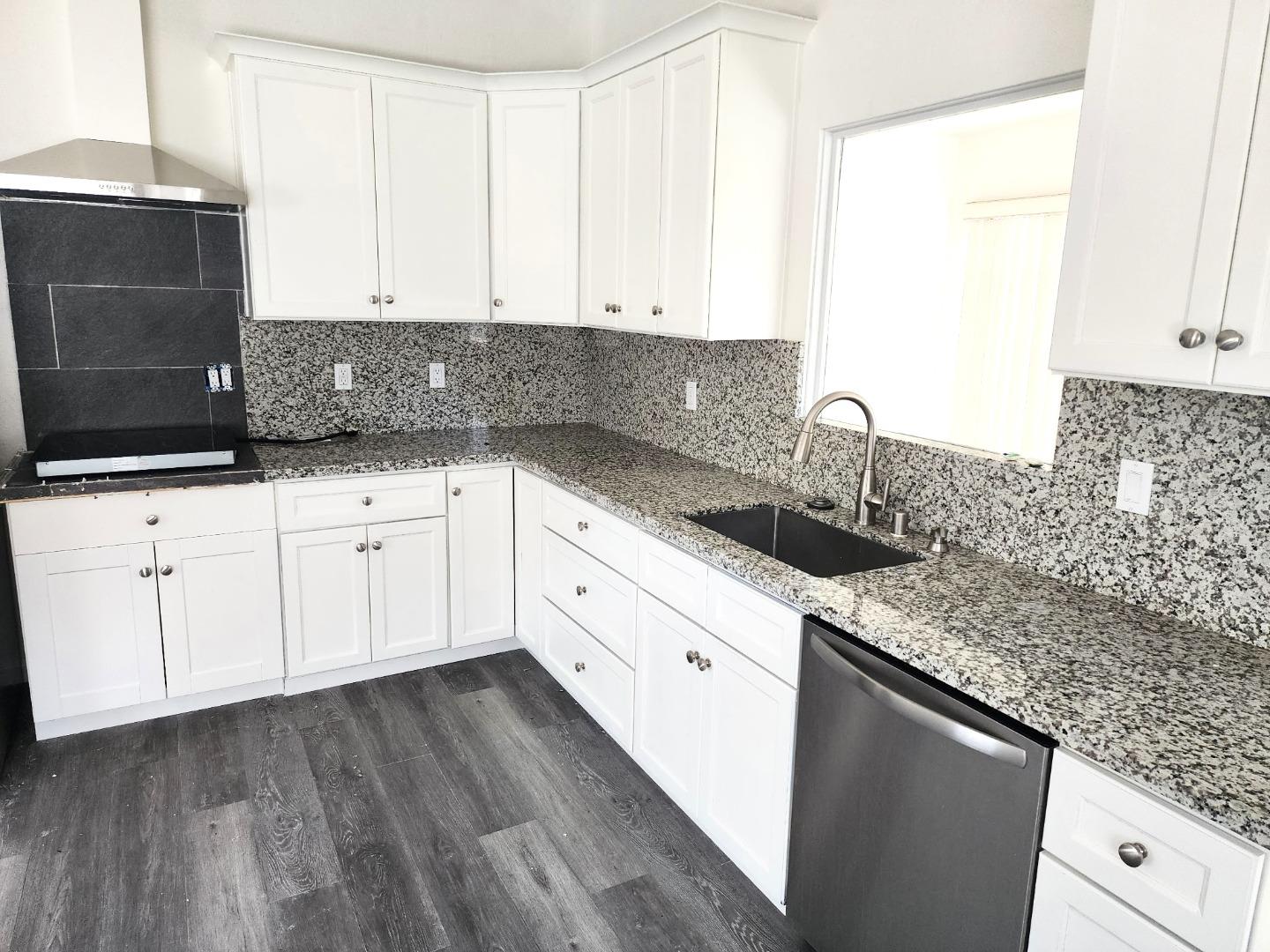 Detail Gallery Image 2 of 3 For 134 Cypress a Upstairs,  Redwood City,  CA 94061 - 2 Beds | 1 Baths