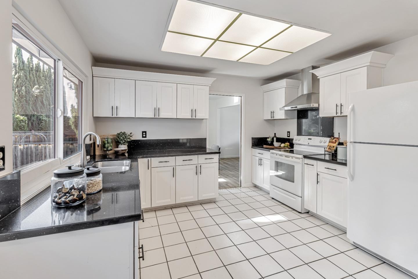 Detail Gallery Image 11 of 42 For 4131 Middle Park Dr, San Jose,  CA 95135 - 4 Beds | 2/1 Baths