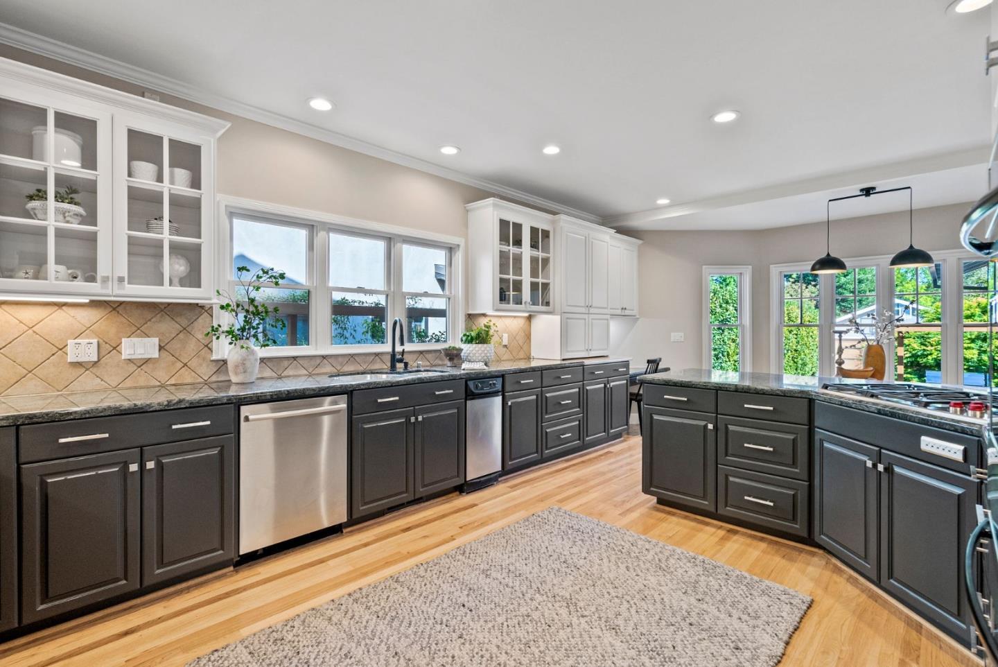 Detail Gallery Image 12 of 70 For 113 Wildwood Ave, San Carlos,  CA 94070 - 5 Beds | 3 Baths
