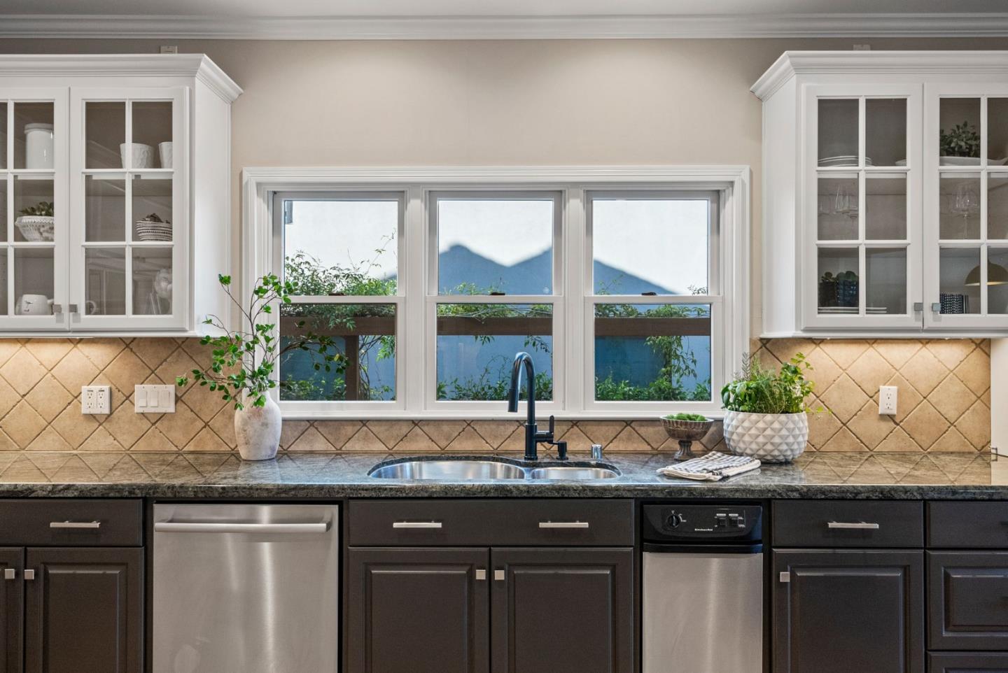 Detail Gallery Image 14 of 70 For 113 Wildwood Ave, San Carlos,  CA 94070 - 5 Beds | 3 Baths