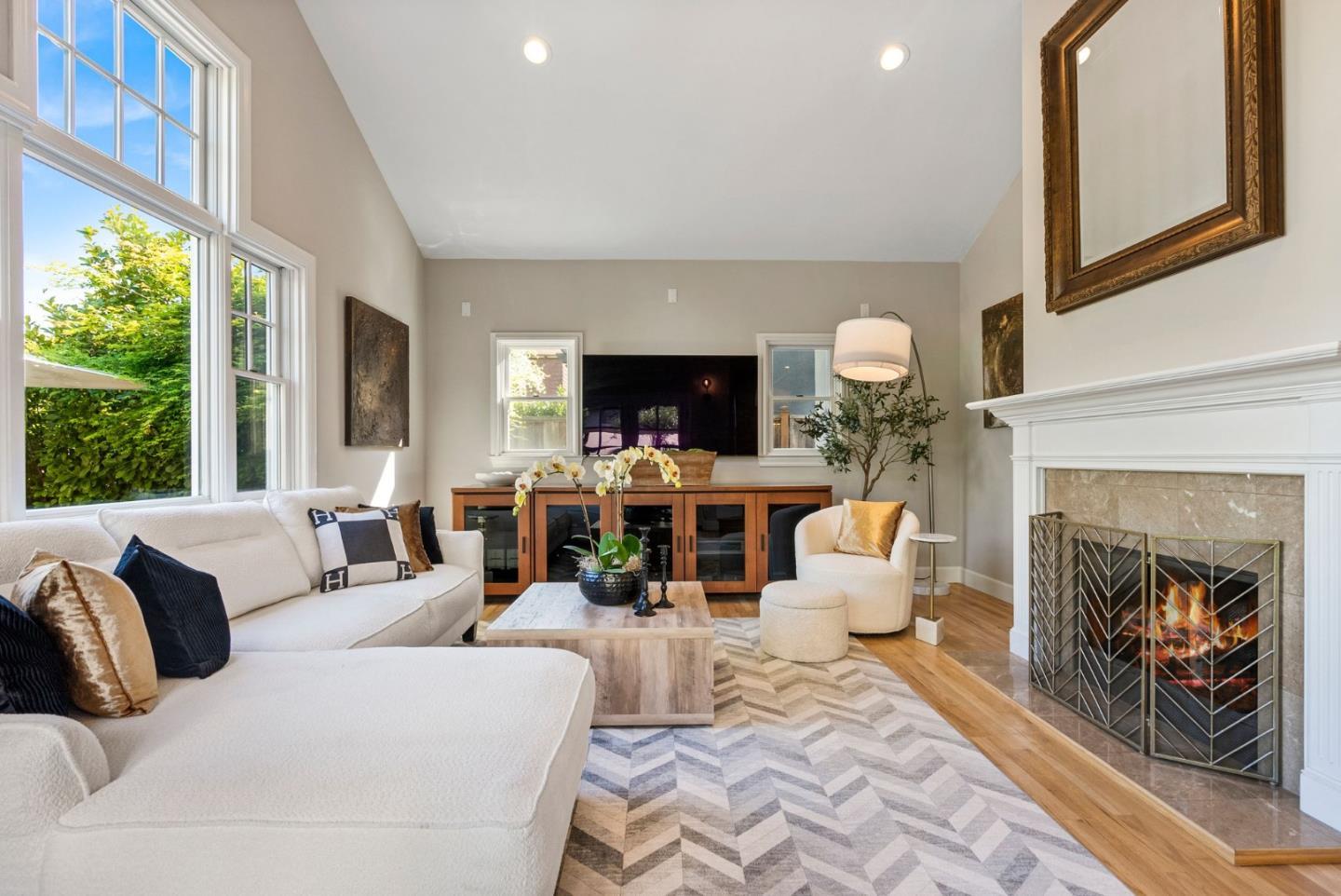 Detail Gallery Image 17 of 70 For 113 Wildwood Ave, San Carlos,  CA 94070 - 5 Beds | 3 Baths