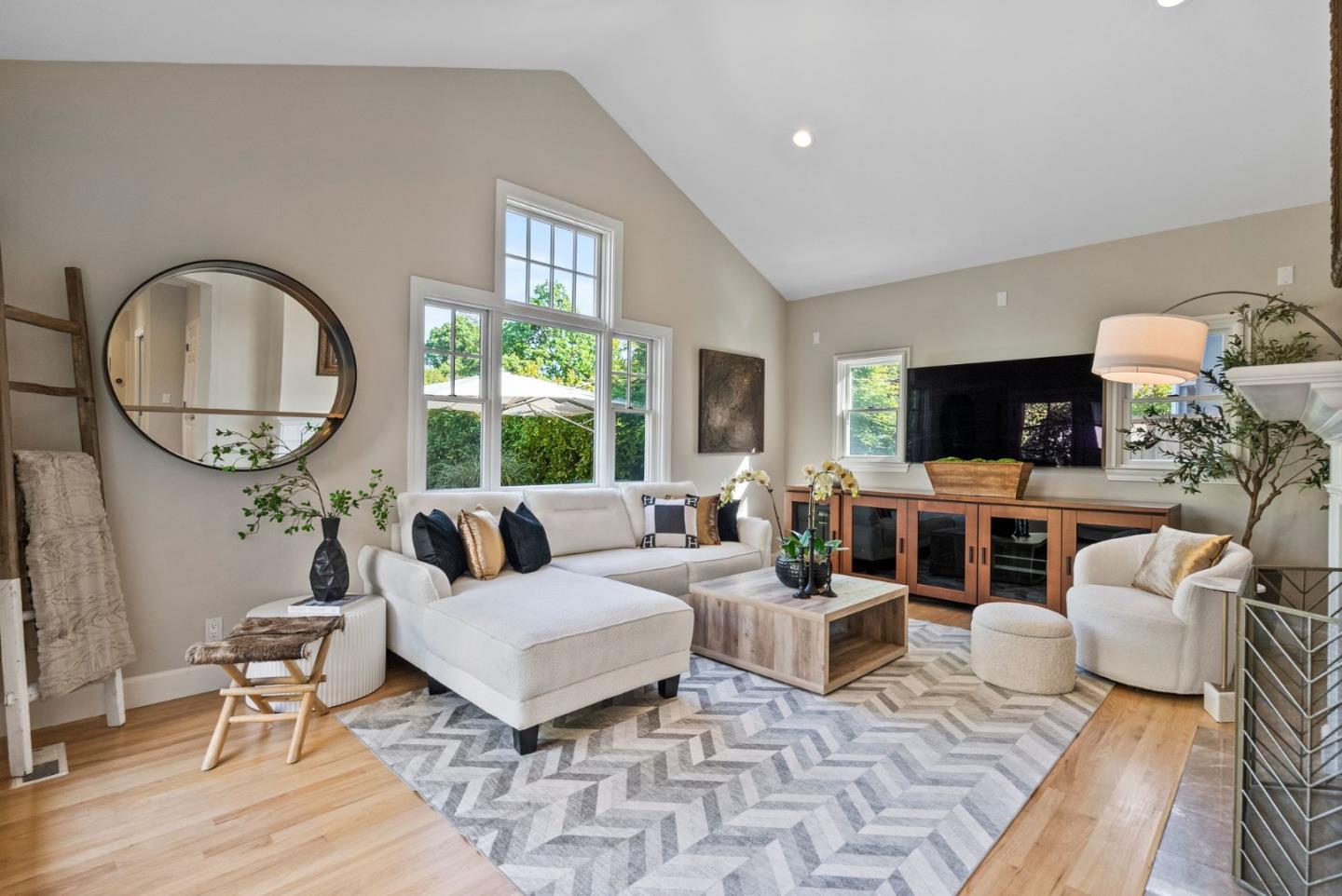 Detail Gallery Image 18 of 70 For 113 Wildwood Ave, San Carlos,  CA 94070 - 5 Beds | 3 Baths