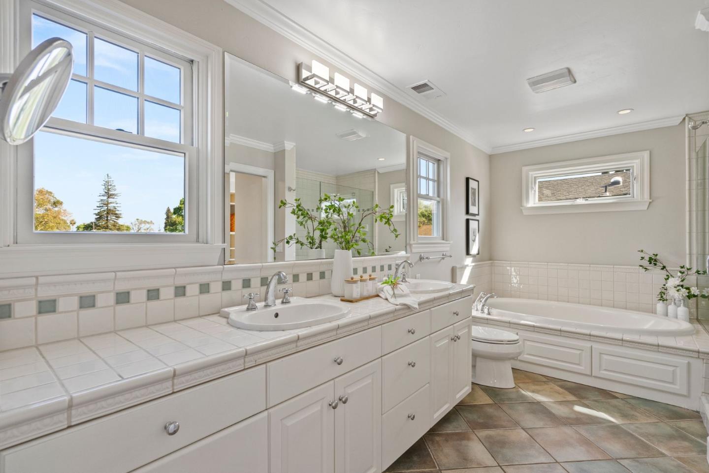 Detail Gallery Image 33 of 70 For 113 Wildwood Ave, San Carlos,  CA 94070 - 5 Beds | 3 Baths
