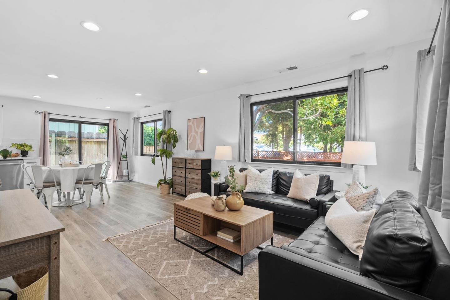 Detail Gallery Image 4 of 49 For 1131 Walk Cir, Santa Cruz,  CA 95060 - 3 Beds | 3 Baths