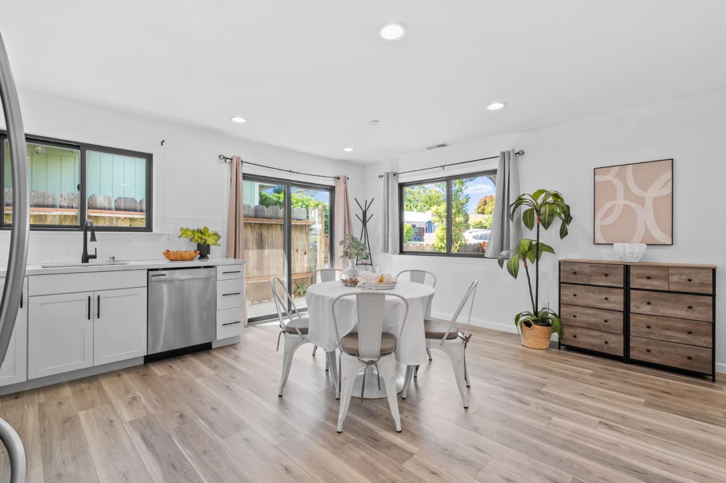 Detail Gallery Image 8 of 49 For 1131 Walk Cir, Santa Cruz,  CA 95060 - 3 Beds | 3 Baths