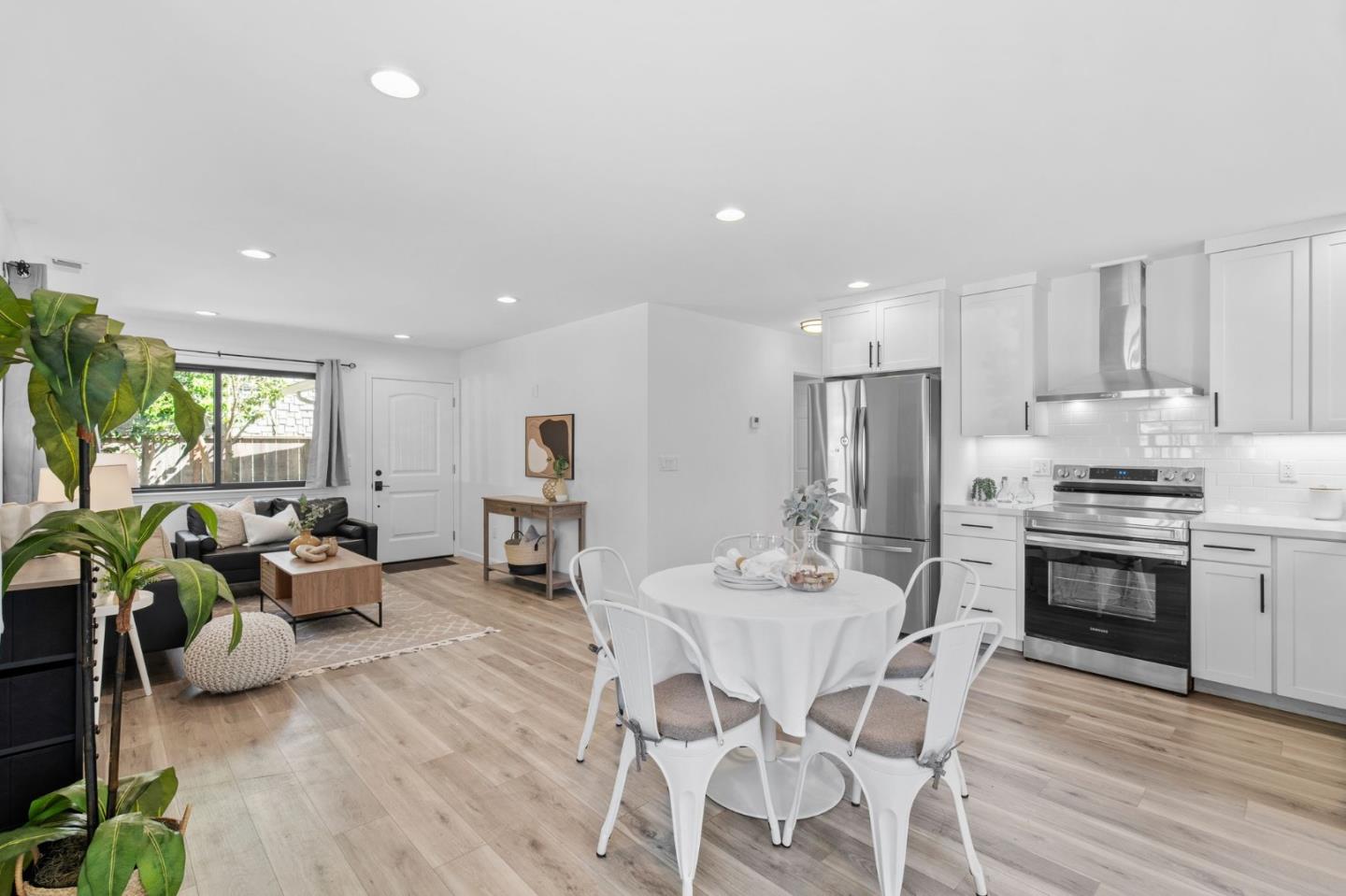 Detail Gallery Image 9 of 49 For 1131 Walk Cir, Santa Cruz,  CA 95060 - 3 Beds | 3 Baths