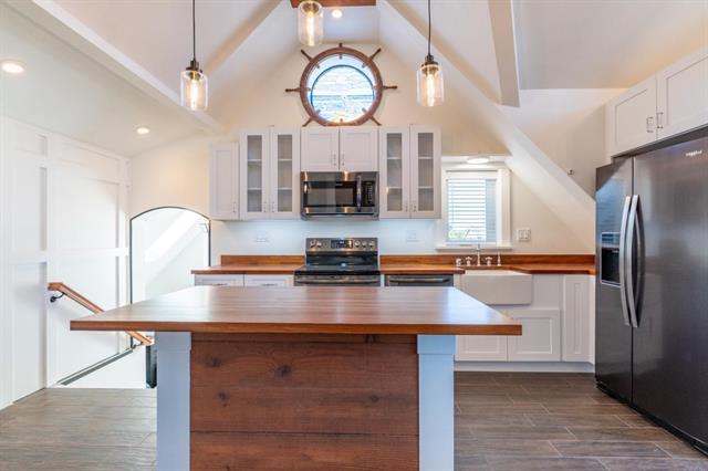 Detail Gallery Image 4 of 5 For 980 San Ramon Ave, Moss Beach,  CA 94038 - 1 Beds | 1 Baths