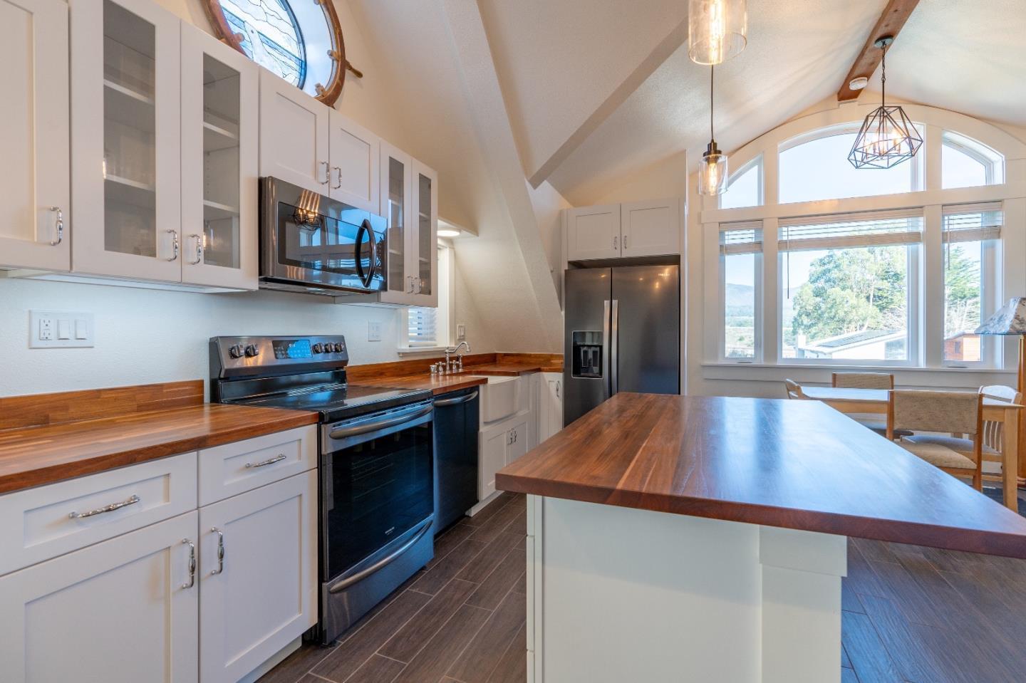 Detail Gallery Image 5 of 5 For 980 San Ramon Ave, Moss Beach,  CA 94038 - 1 Beds | 1 Baths