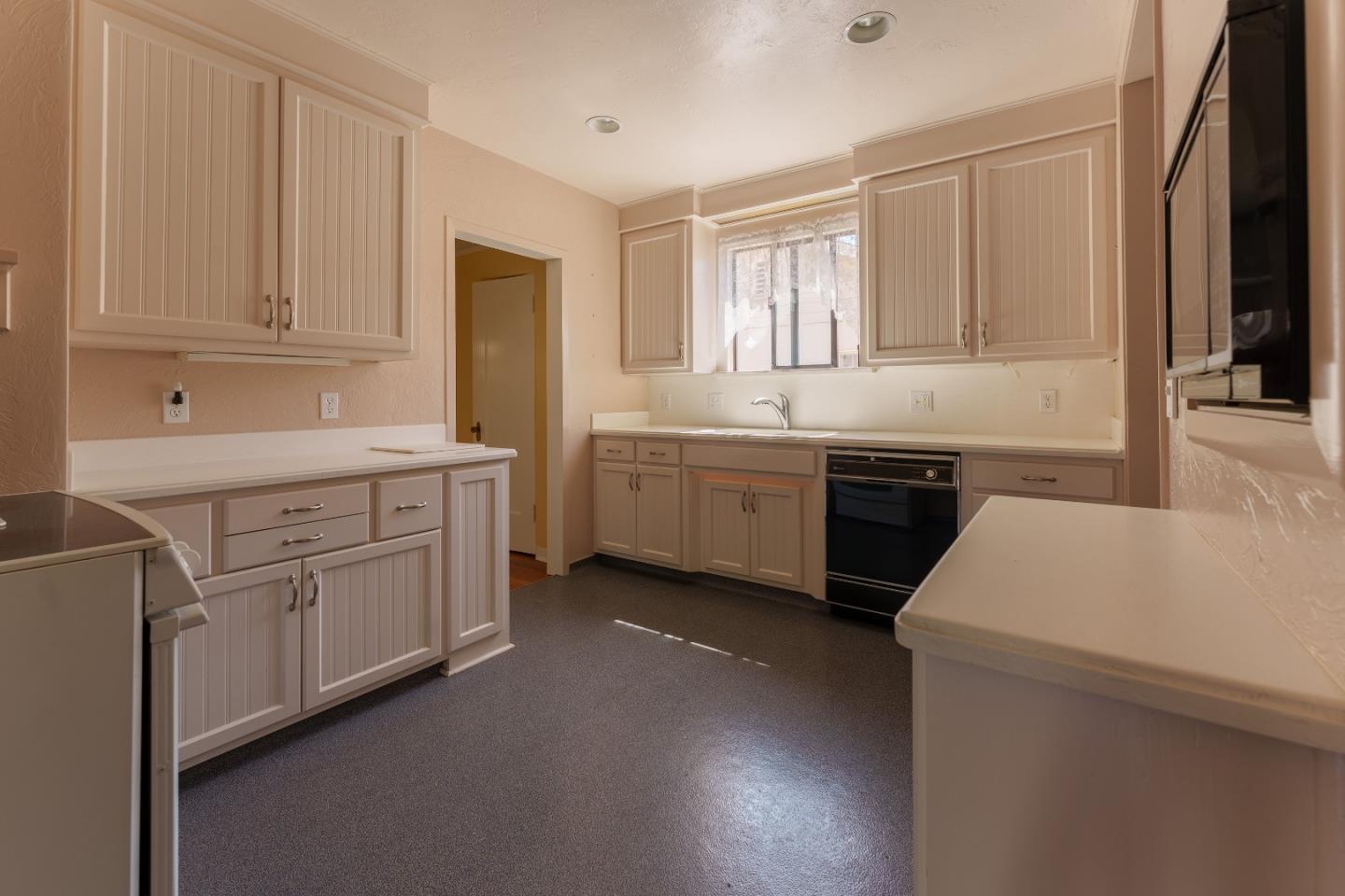 Detail Gallery Image 11 of 22 For 13 Orange Dr, Salinas,  CA 93901 - 3 Beds | 2 Baths