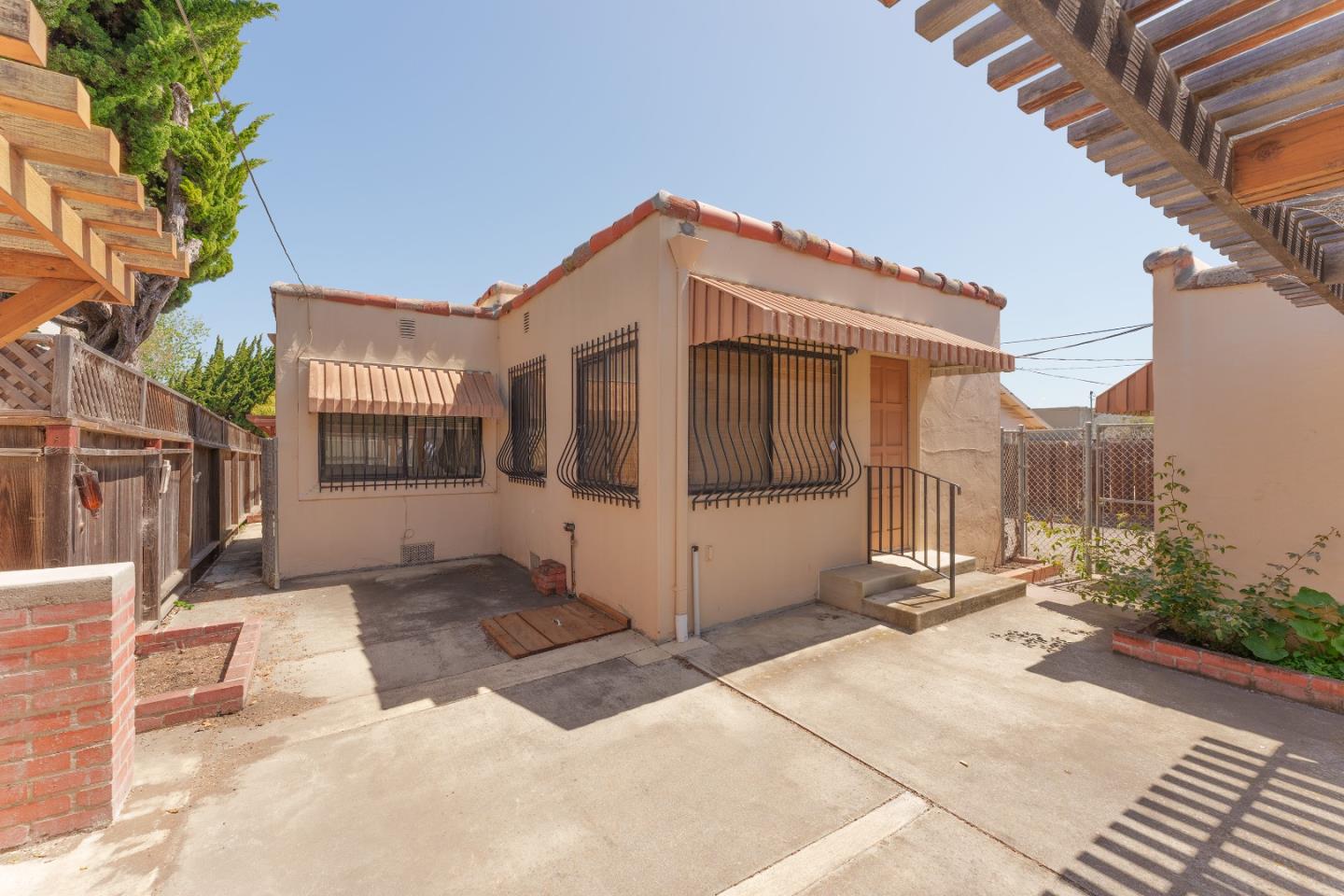 Detail Gallery Image 17 of 22 For 13 Orange Dr, Salinas,  CA 93901 - 3 Beds | 2 Baths