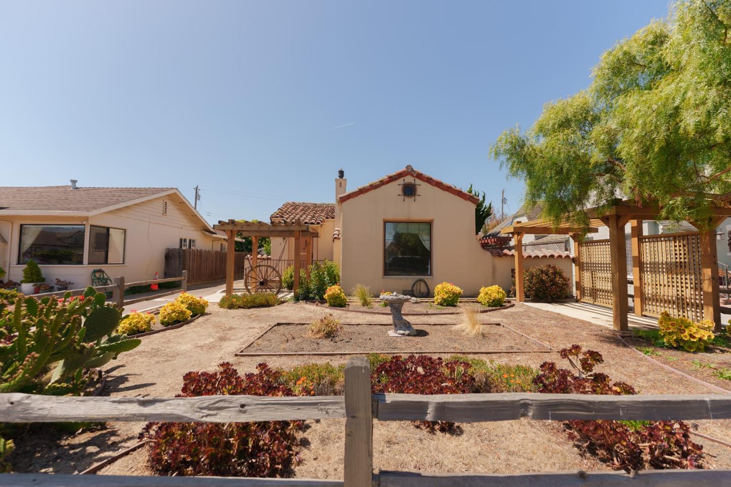 Detail Gallery Image 2 of 22 For 13 Orange Dr, Salinas,  CA 93901 - 3 Beds | 2 Baths