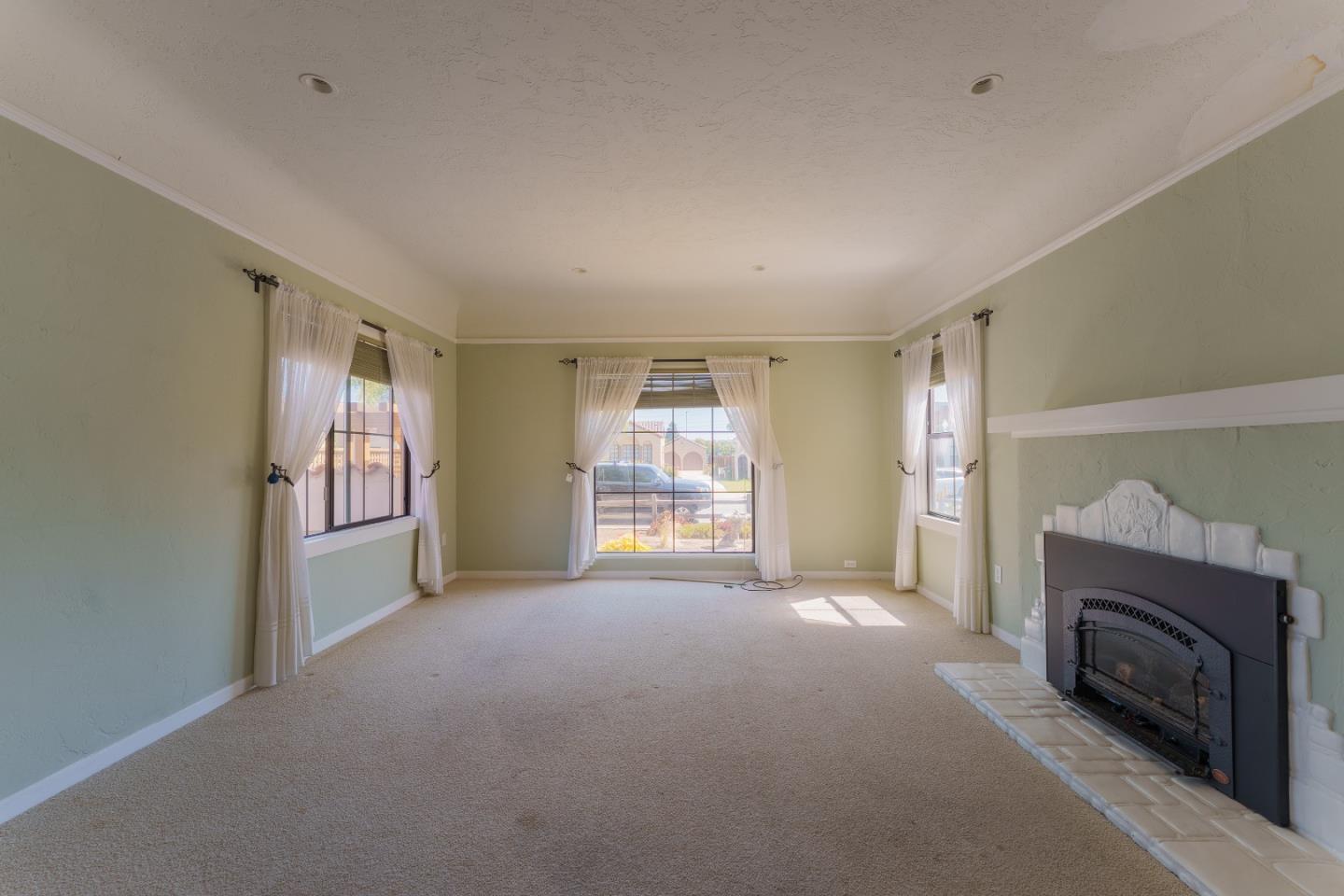 Detail Gallery Image 7 of 22 For 13 Orange Dr, Salinas,  CA 93901 - 3 Beds | 2 Baths