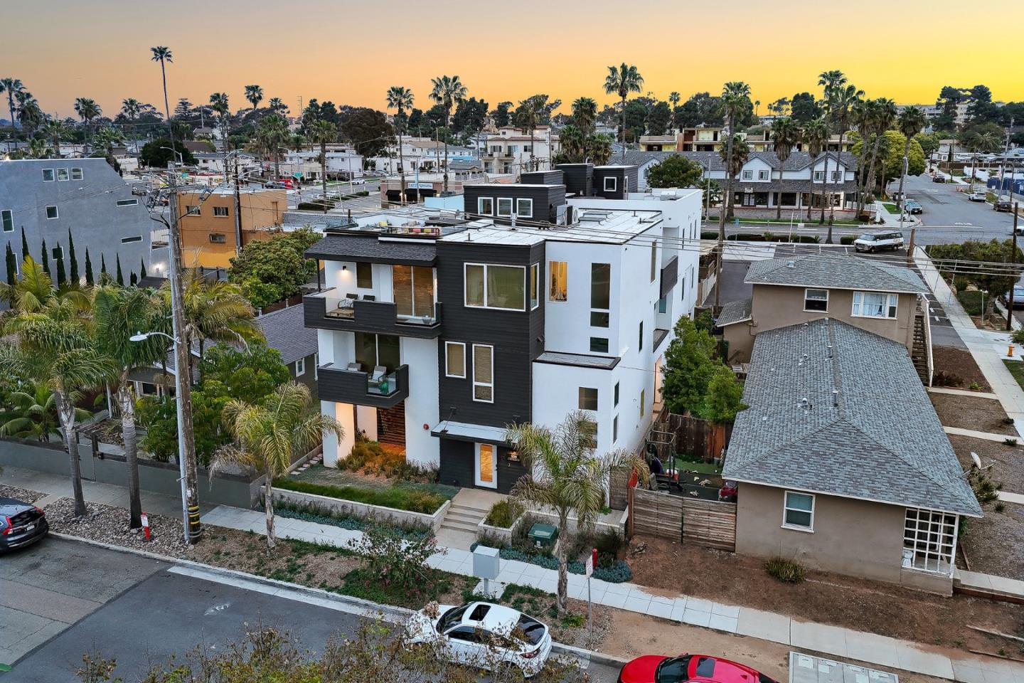 Detail Gallery Image 3 of 56 For 508 N Tremont St #B,  Oceanside,  CA 92054 - 3 Beds | 3/1 Baths