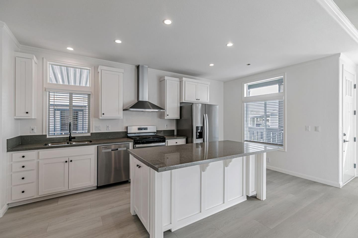 Detail Gallery Image 12 of 36 For 555 Umbarger Rd #131,  San Jose,  CA 95111 - 3 Beds | 3 Baths
